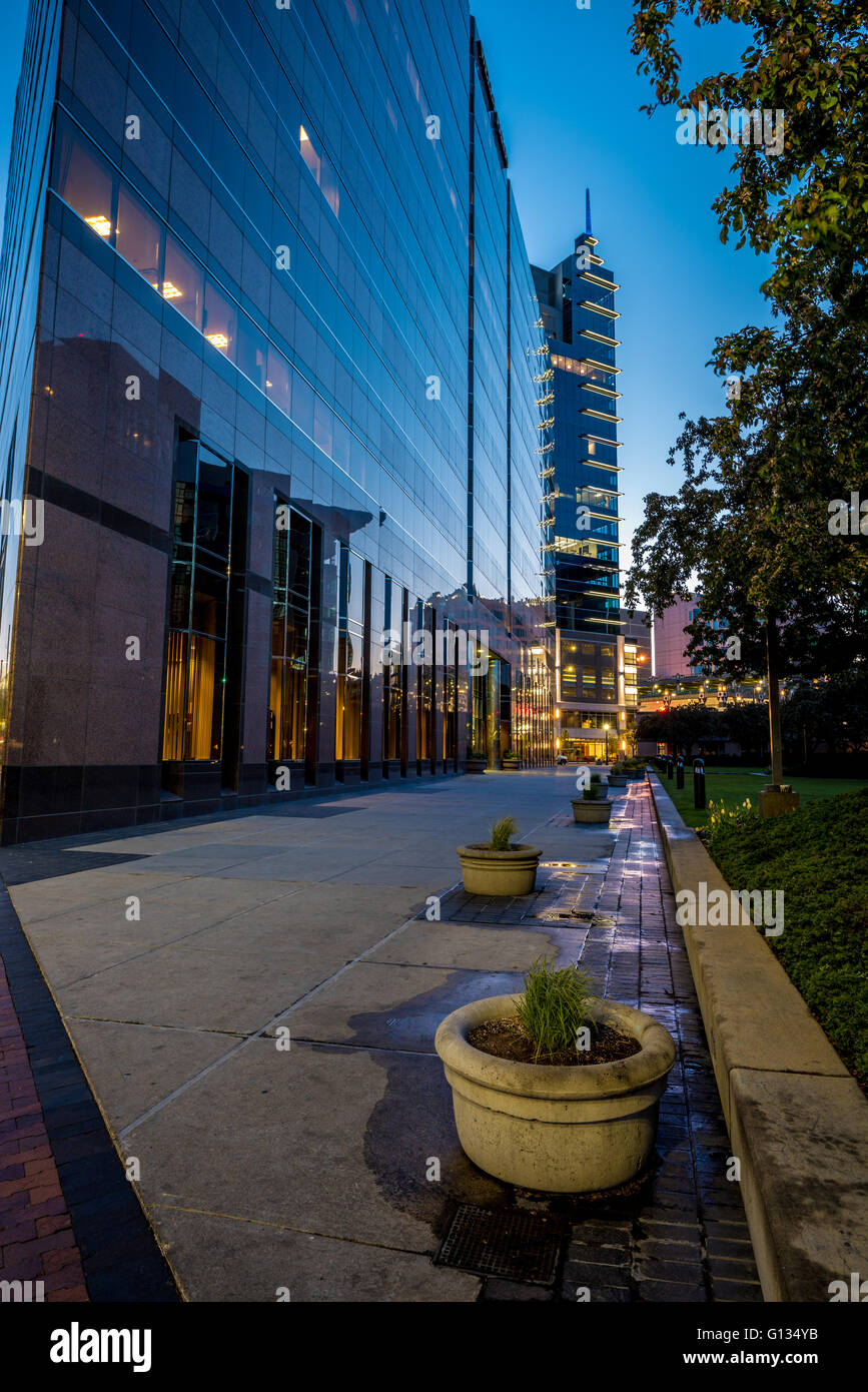 Boise City marciapiede notte con piantatrici Foto Stock