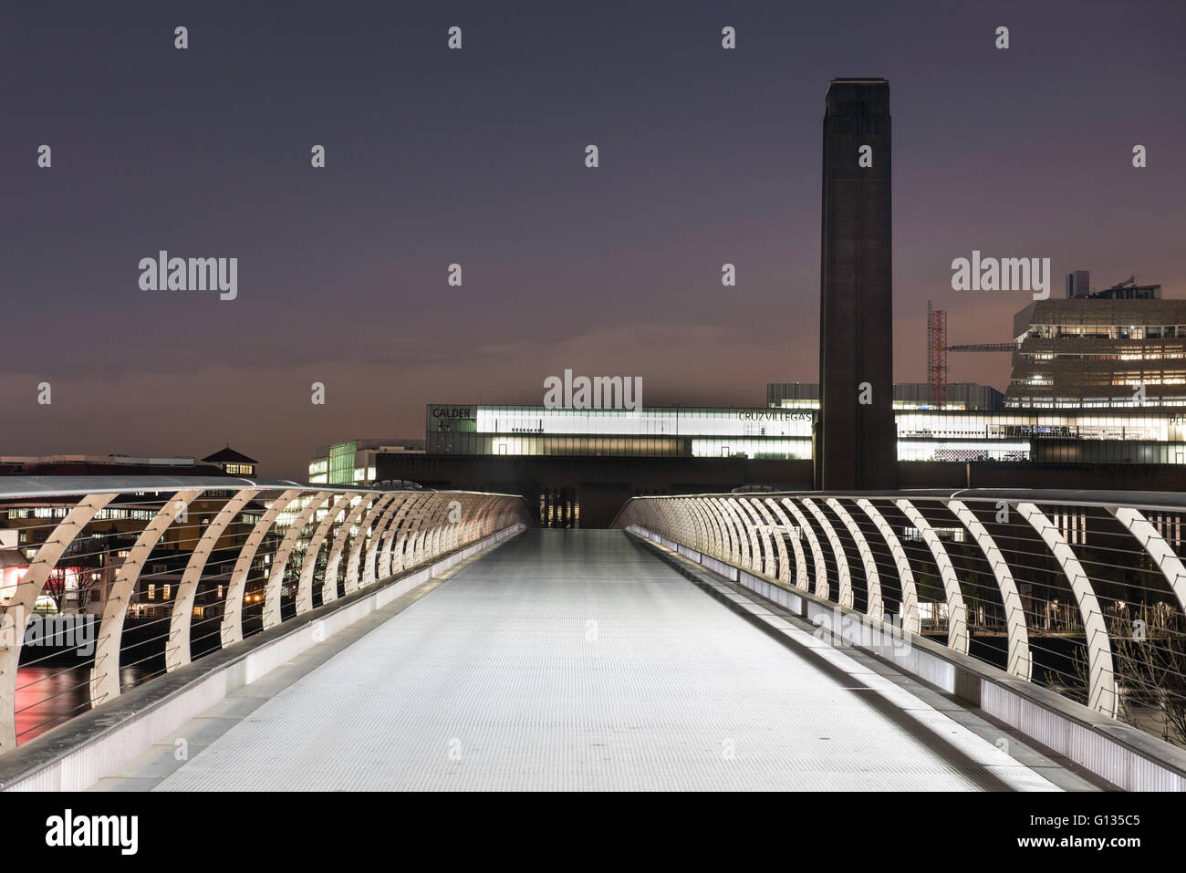 La Galleria d'arte Tate Modern e il Millennium Bridge, Londra Foto Stock