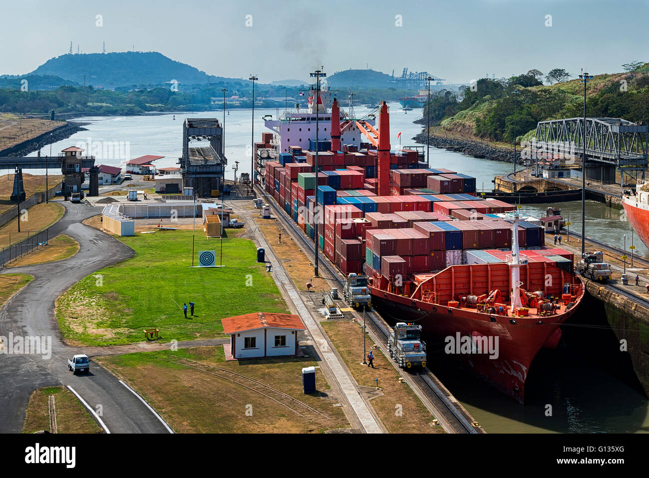 Canale di Panama, Panama - Marzo 3, 2014: una nave da carico immettendo il Miraflores Locks nel Canale di Panama in Panama Foto Stock