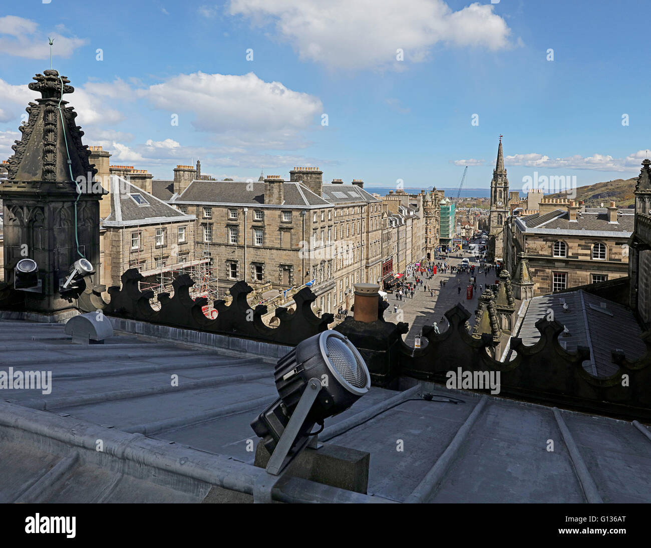 Equipaggiamento del tetto.guardando giù il High street.The Royal Mile. La Cattedrale di St Giles.Edinburgh Foto Stock
