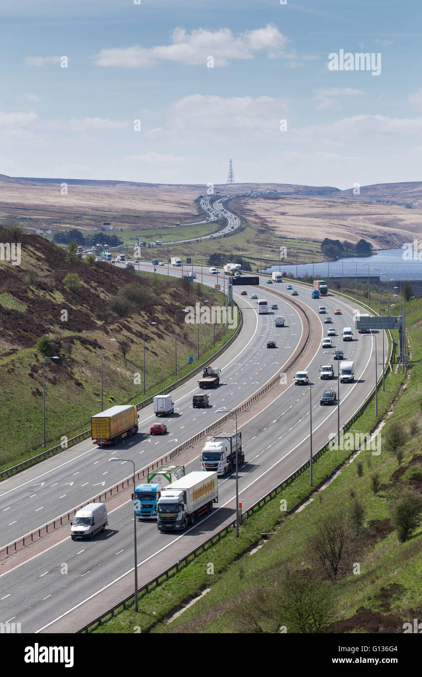 Il traffico passa Booth serbatoio di legno sull'autostrada M62, in una giornata di sole, vicino a Huddersfield, nello Yorkshire, Inghilterra, il 4 maggio 2016 Foto Stock