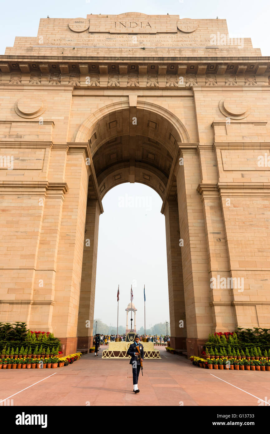 Soldato di fronte all India Gate New Delhi, India Foto Stock
