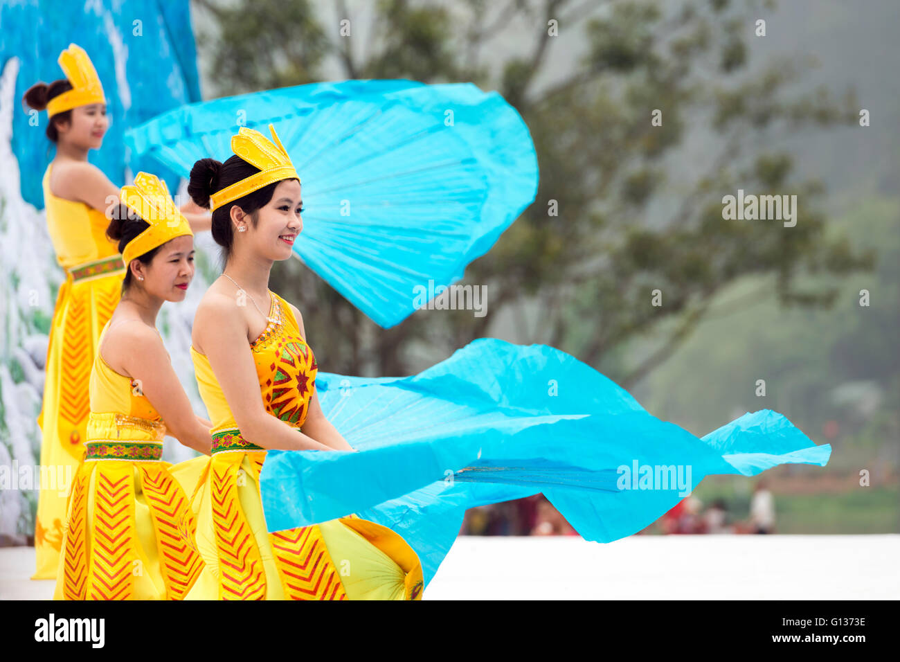 Giovani donne che danzano durante il Truong Yen Festival di Hoa Lu templi in Nihn Bihn, Vietnam Foto Stock