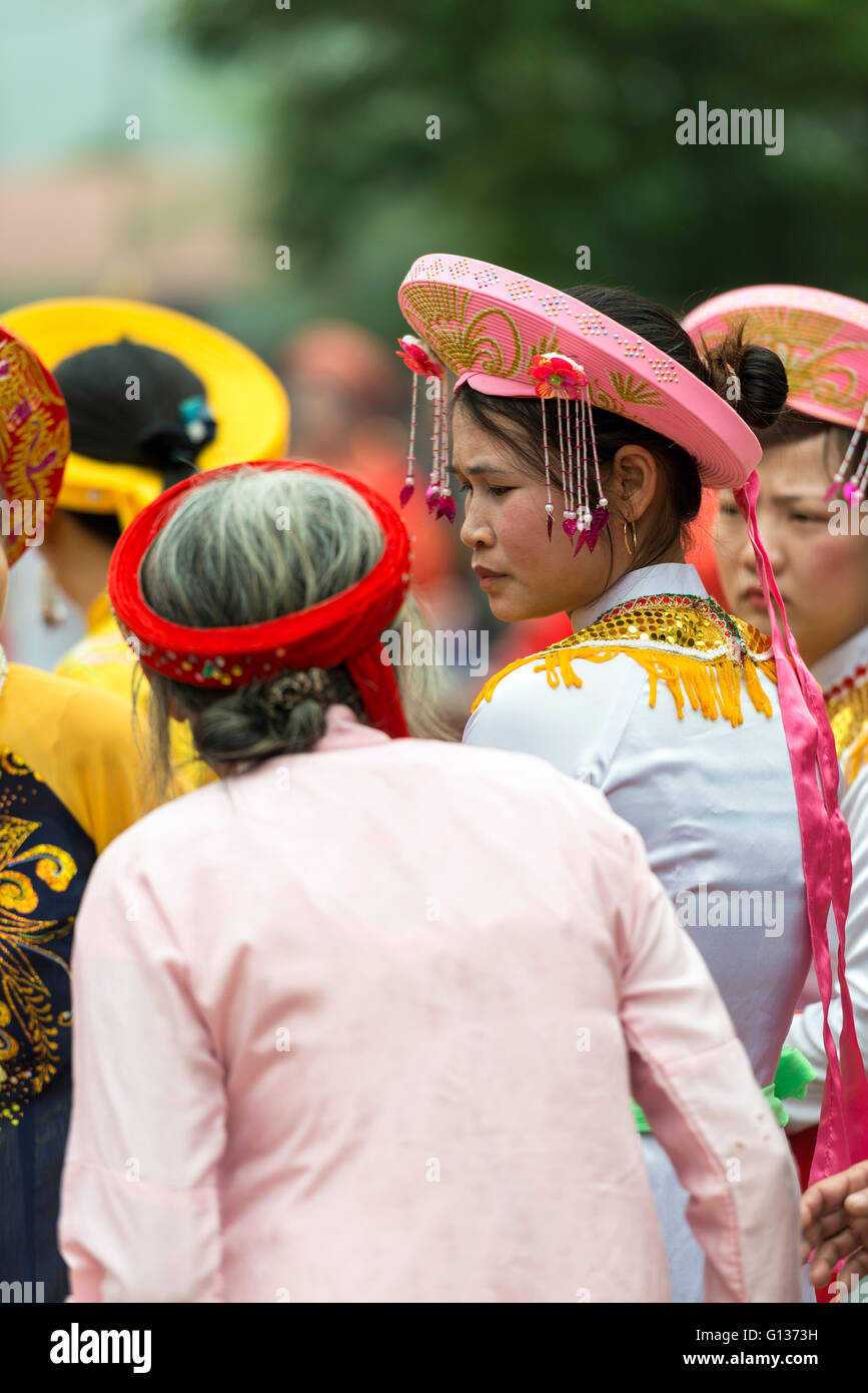 Le donne in abito tradizionale per una cerimonia durante la Truong Yen Festival di Hoa Lu templi in Nihn Bihn, Vietnam Foto Stock