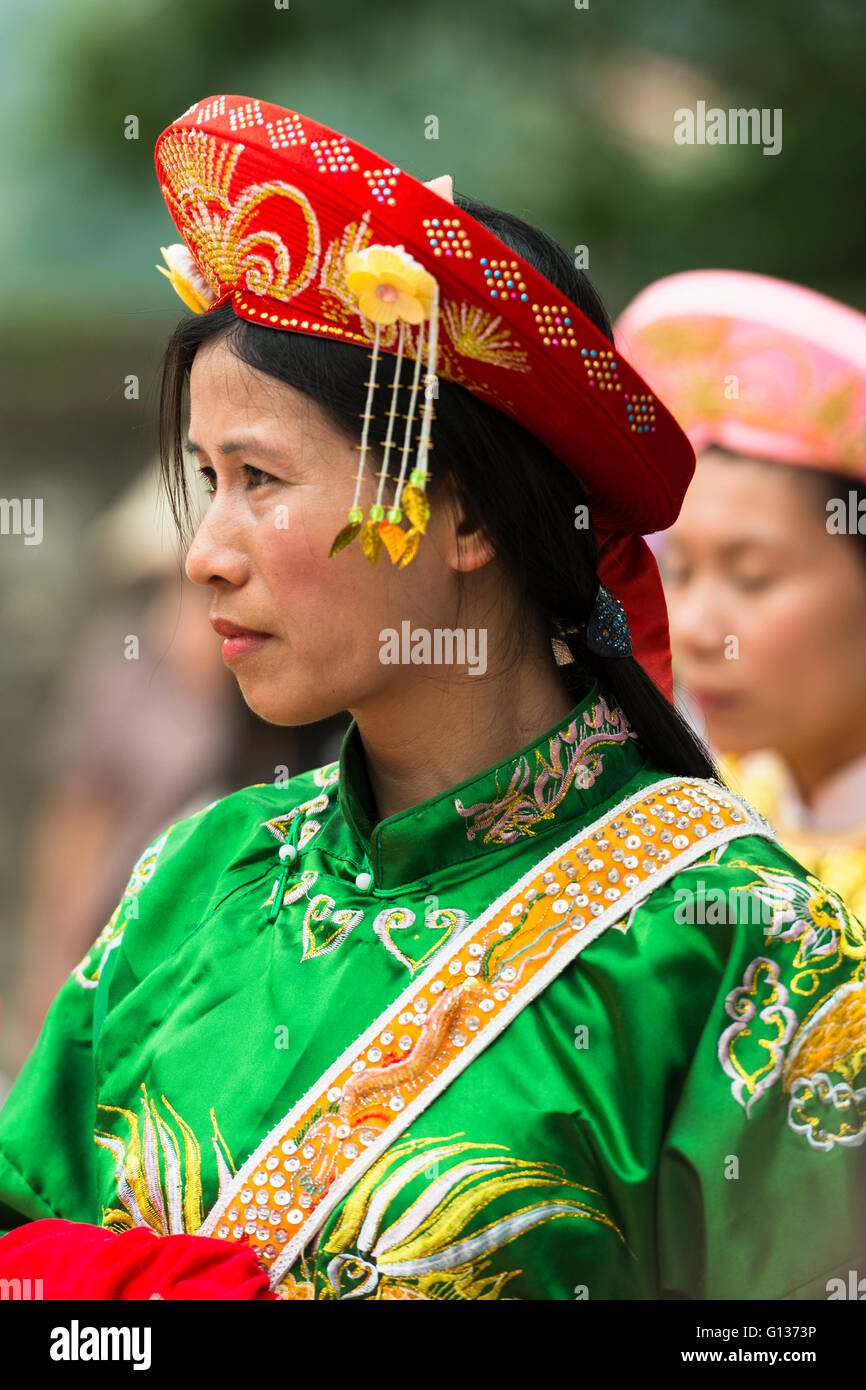 Donna in abito tradizionale per una cerimonia durante la Truong Yen Festival di Hoa Lu templi in Nihn Bihn, Vietnam Foto Stock
