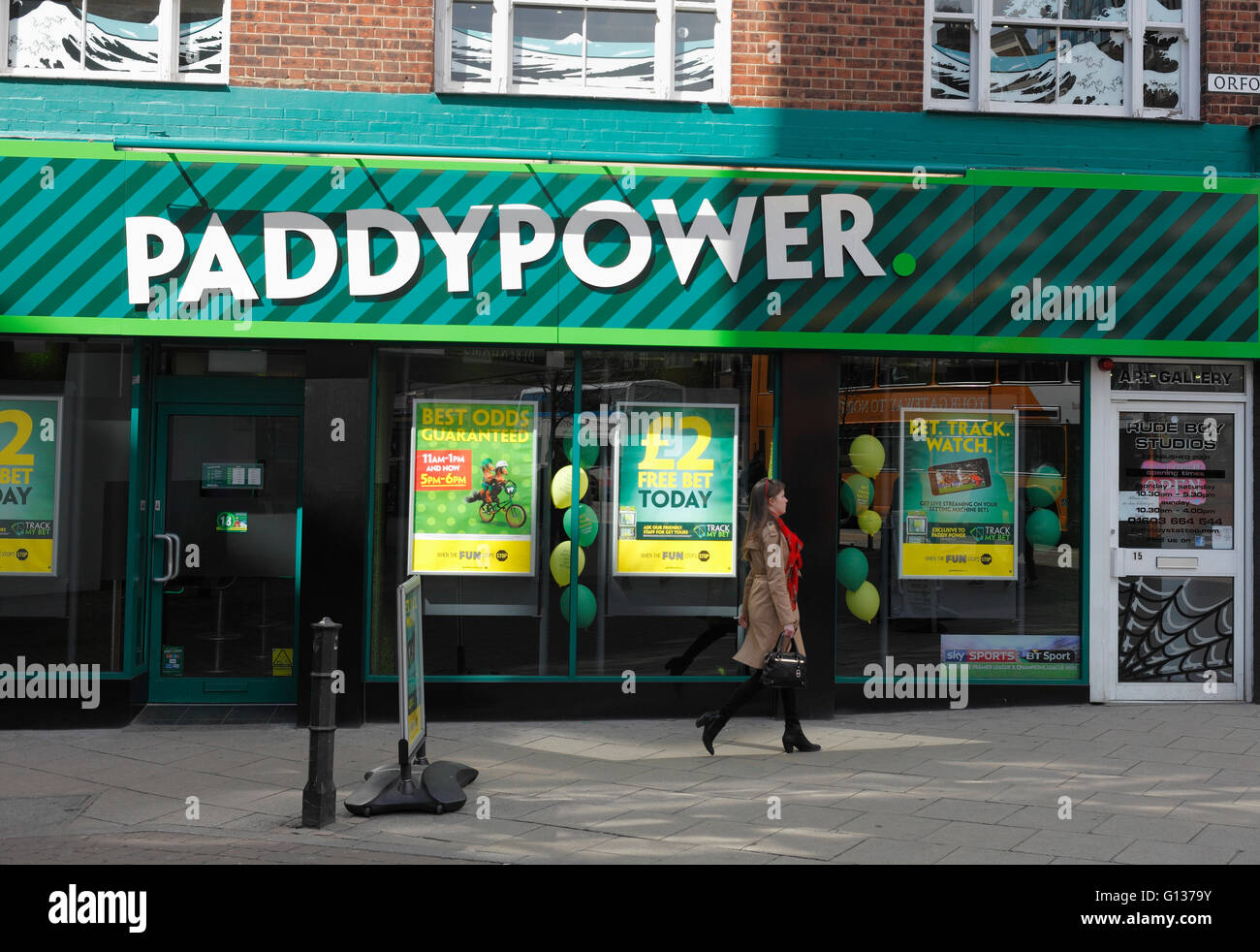 Paddy Power bookmakers a Norwich in Inghilterra. Foto Stock