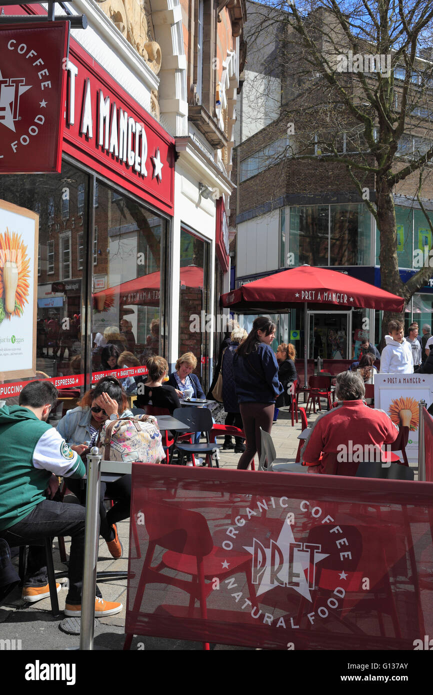 Pret a Manger coffee shop con i clienti al di fuori, Norwich, Regno Unito. Foto Stock