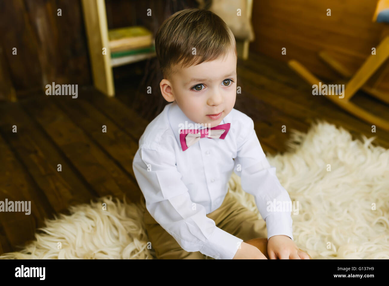 Ragazzo seduto sulla pelliccia Foto Stock