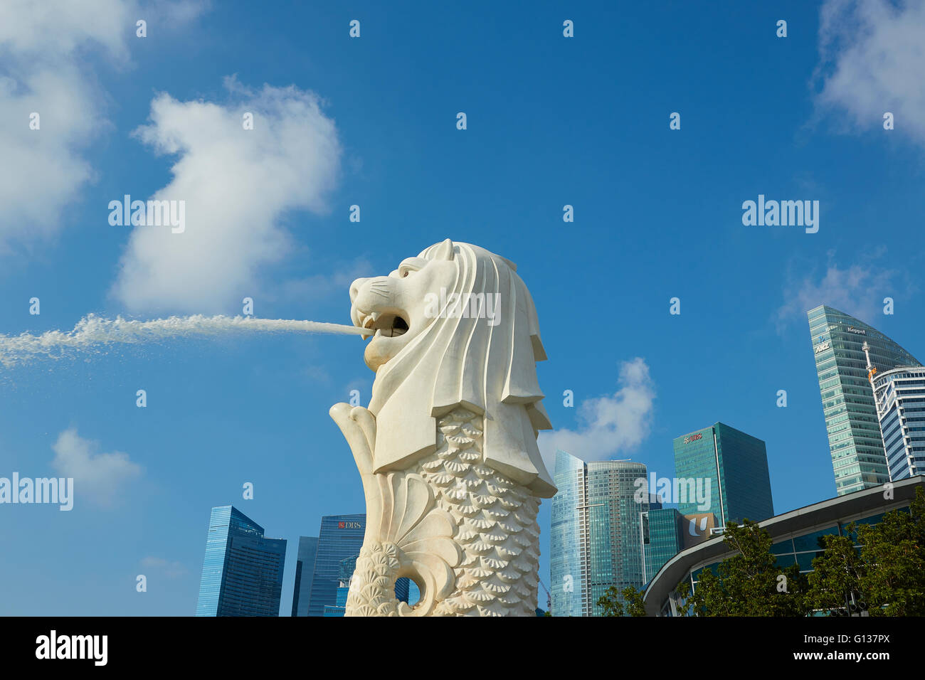 Il Merlion Fontana con la Singapore Business District Skyline dietro. Foto Stock