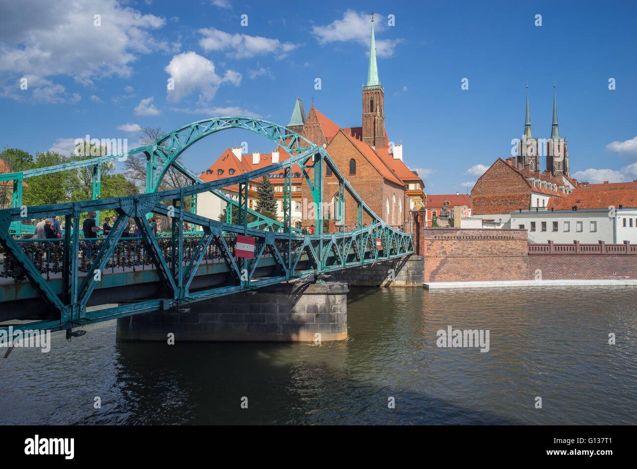 Ostrow Tumski ponte sul fiume Odra Wroclaw giornata di sole Foto Stock