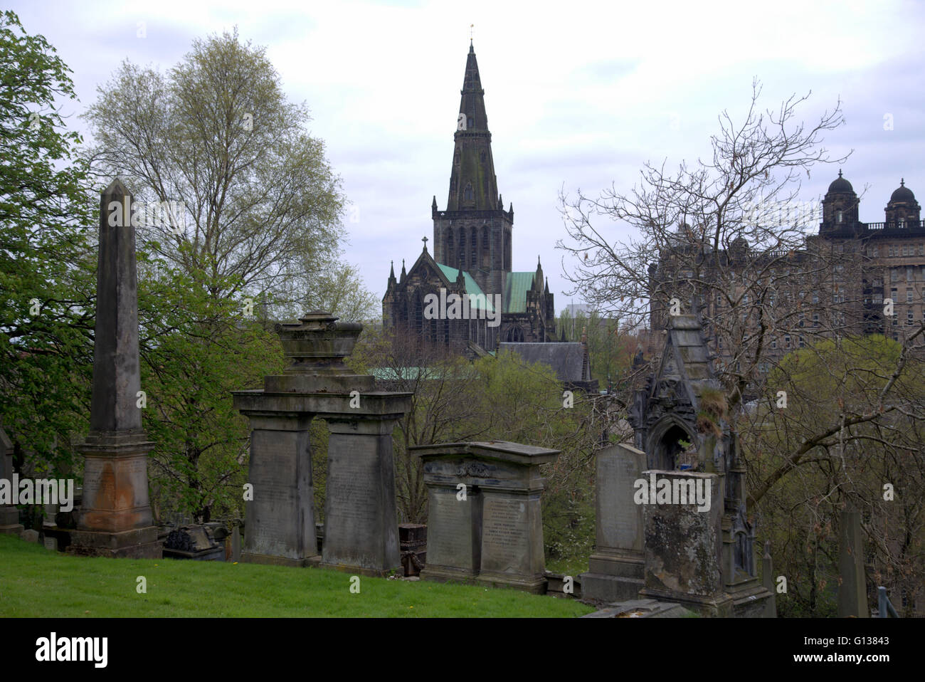 La cattedrale di Glasgow e Glasgow Royal Infirmary dalle necropoli e città dei morti cimitero ,storico centro druido Glasgow REGNO UNITO Foto Stock