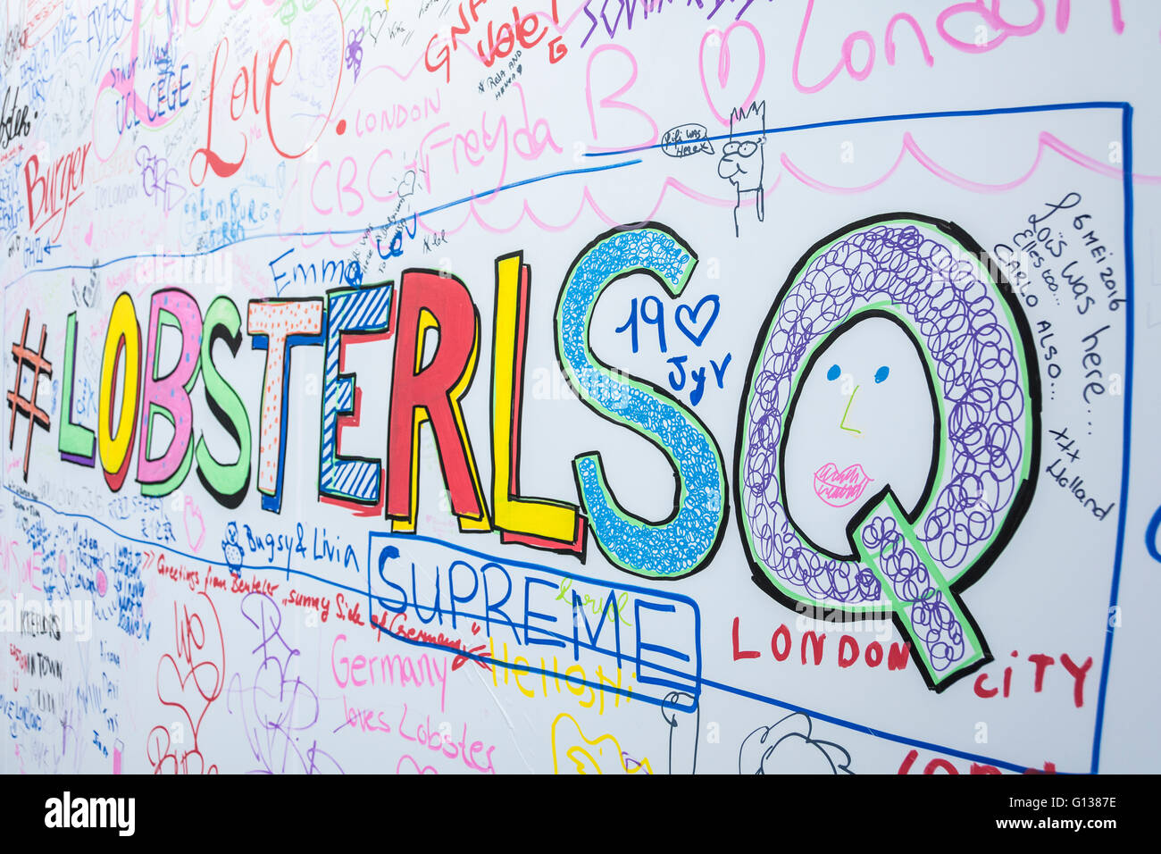 Graffiti al di fuori del vecchio centro svizzero nel cuore di Leicester Square area Foto Stock