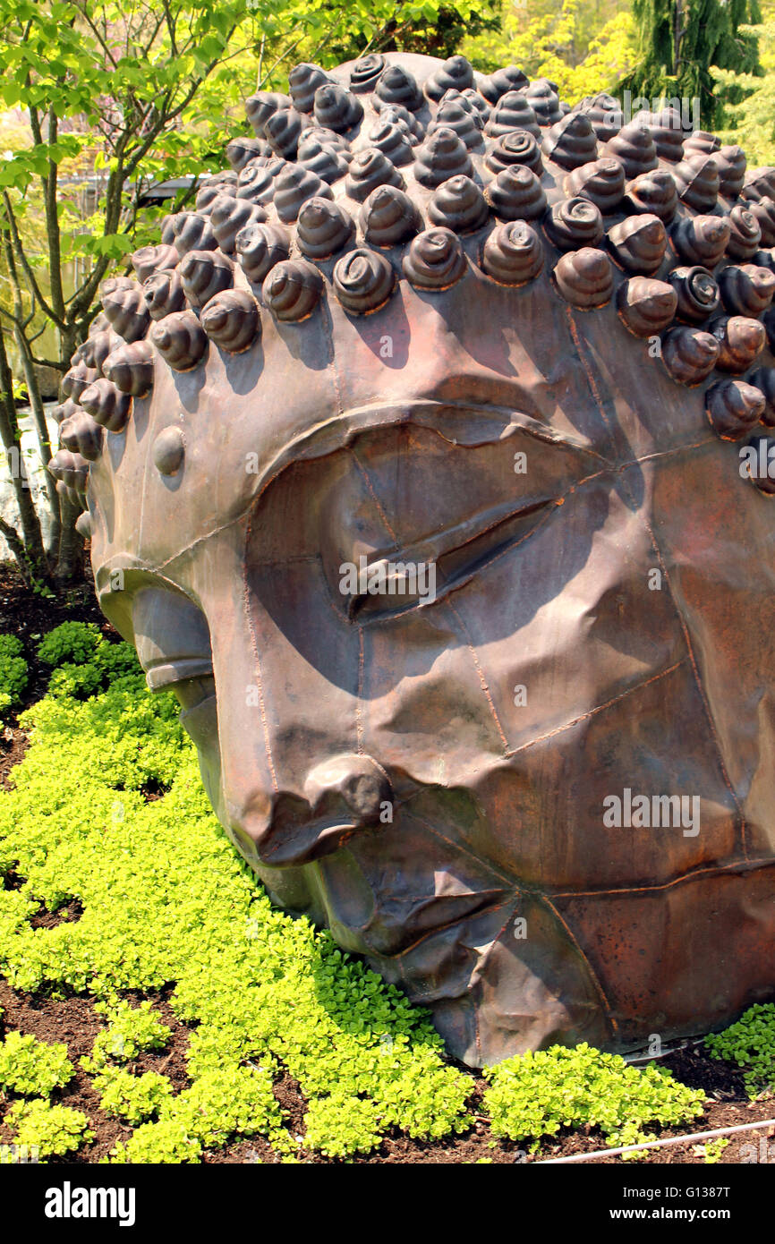 Una scultura artistica in un giardino. Foto Stock