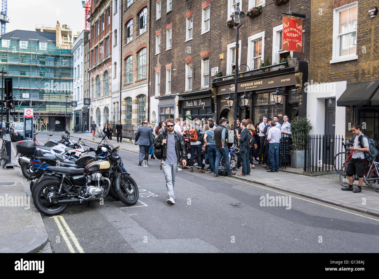 Una folla si raduna sulla strada di fronte alla Newman armi, nel West End di Londra, per celebrare la fine della settimana. Foto Stock