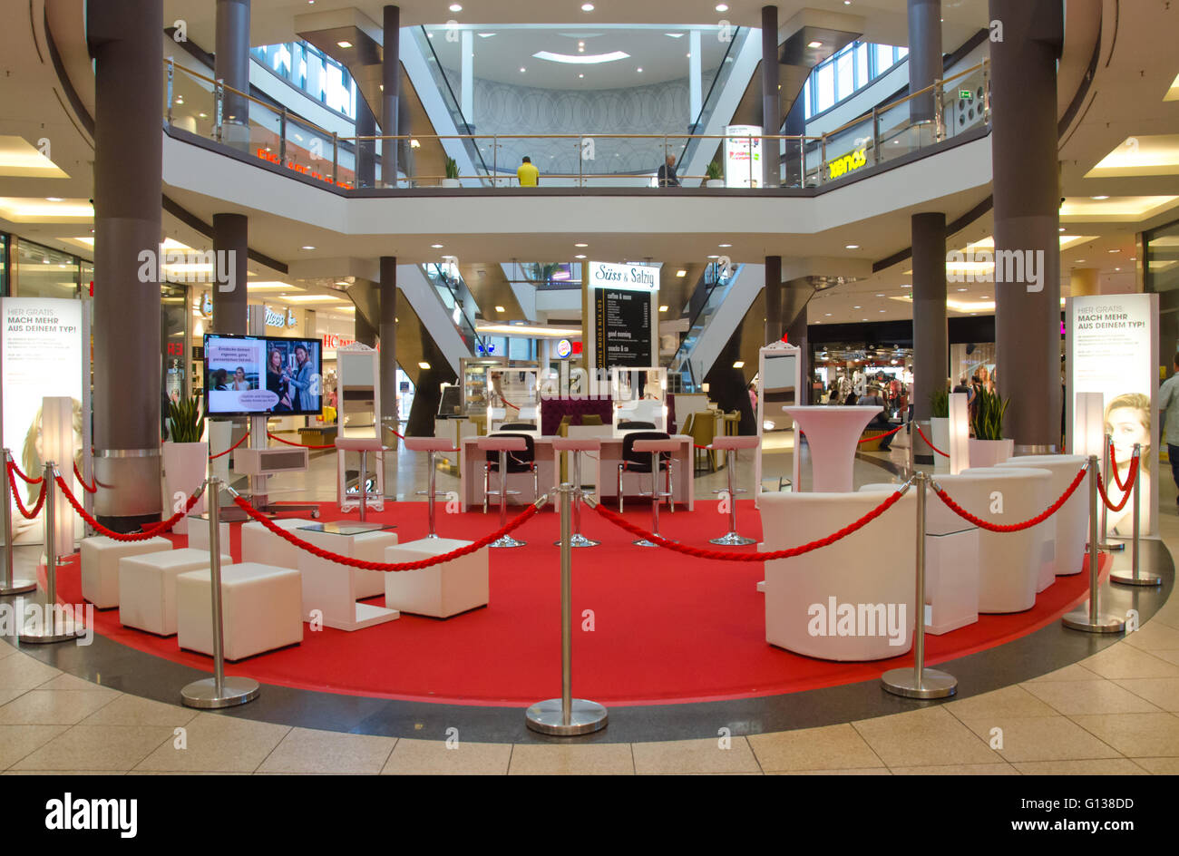 Esposizione di un make up studio in un centro commerciale Foto Stock