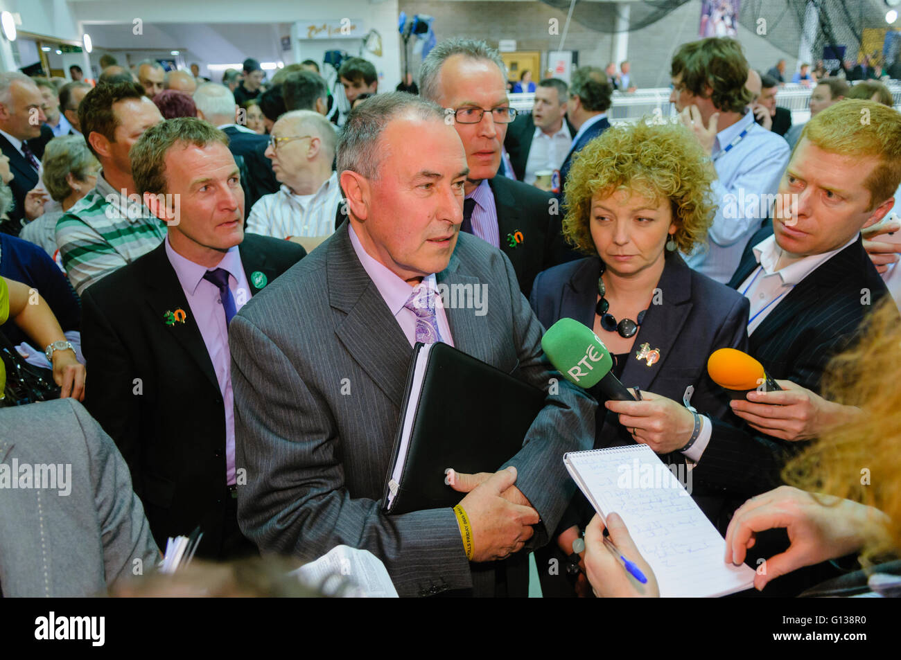 Newtownabbey. L'Irlanda del Nord. 06 Maggio 2011 - Mitchell McLaughlin (Sinn Fein) è eletto il primo conteggio per South Antrim su ciò che potrebbe essere la sua ultima elezione prima di salire verso il basso dalla politica. Foto Stock