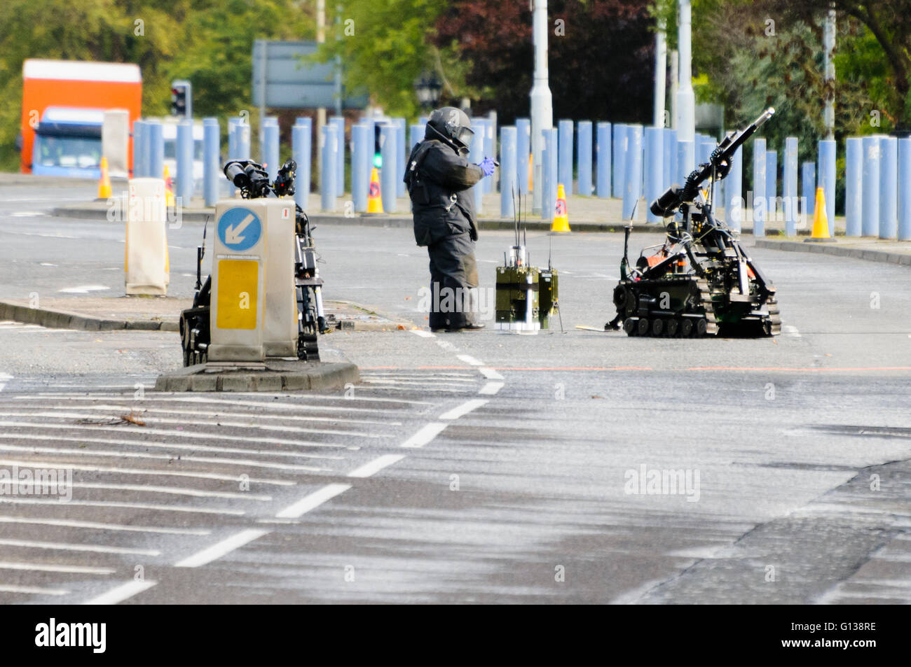Belfast, Irlanda del Nord. 07 ott 2011 - Esercito Technical Officer effettuare esplosioni controllate su un dispositivo sospetto con l assistenza di due "carriola' controllata in remoto di robot, e segnale ECM attrezzature di impuntamento. Foto Stock