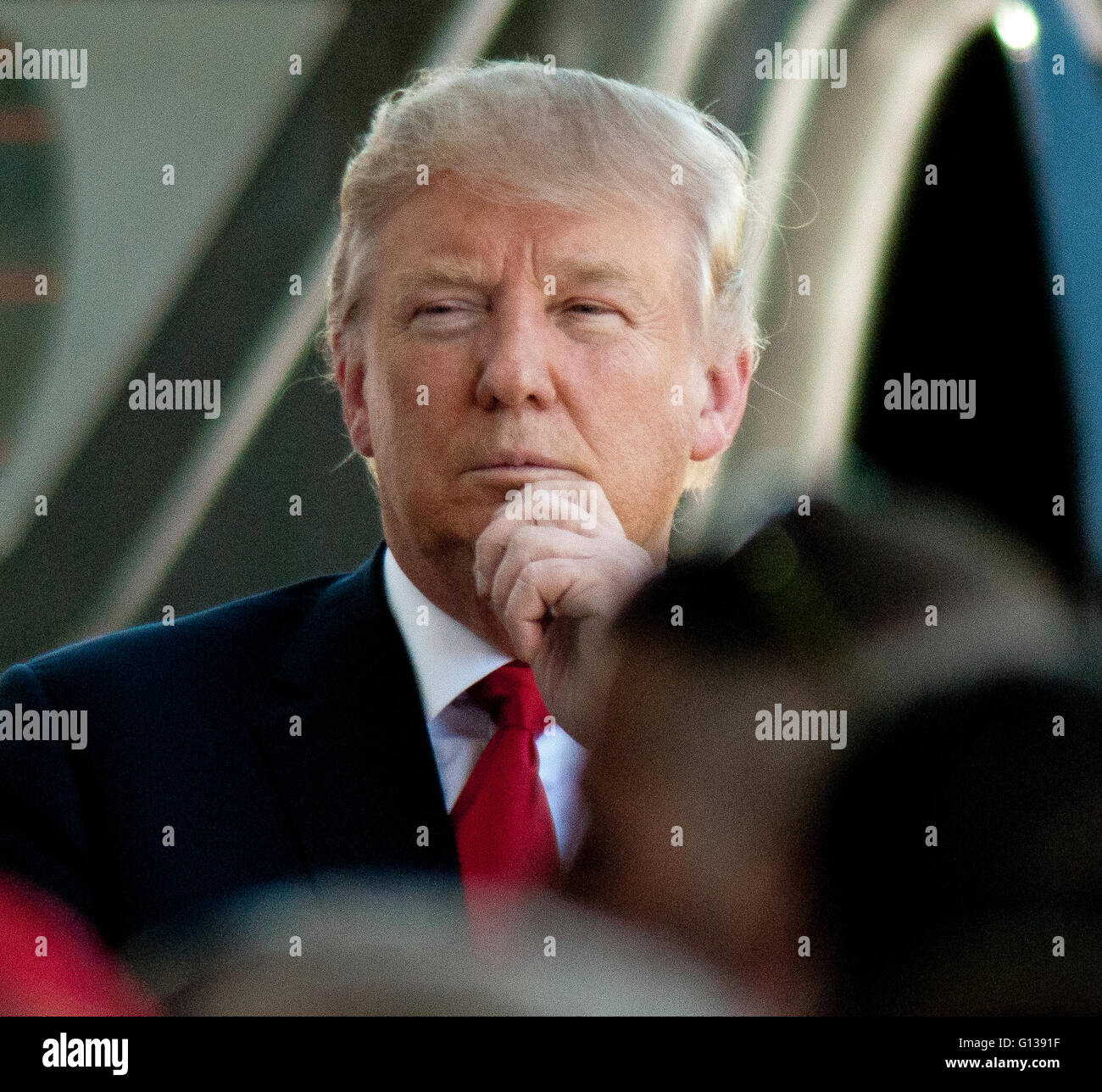 Omaha, Nebraska, STATI UNITI D'AMERICA del 6 maggio, 2016 Il candidato presidenziale Donald Trump arriva in Omaha, Nebraska Credit: Mark Reinstein Foto Stock