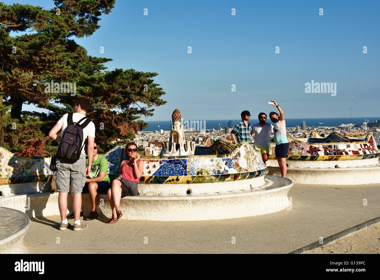 La terrazza principale. Park Güell è un parco pubblico sistema composto di giardini ed elementi architettonici situato sulla collina di Carmelo, in Barce Foto Stock