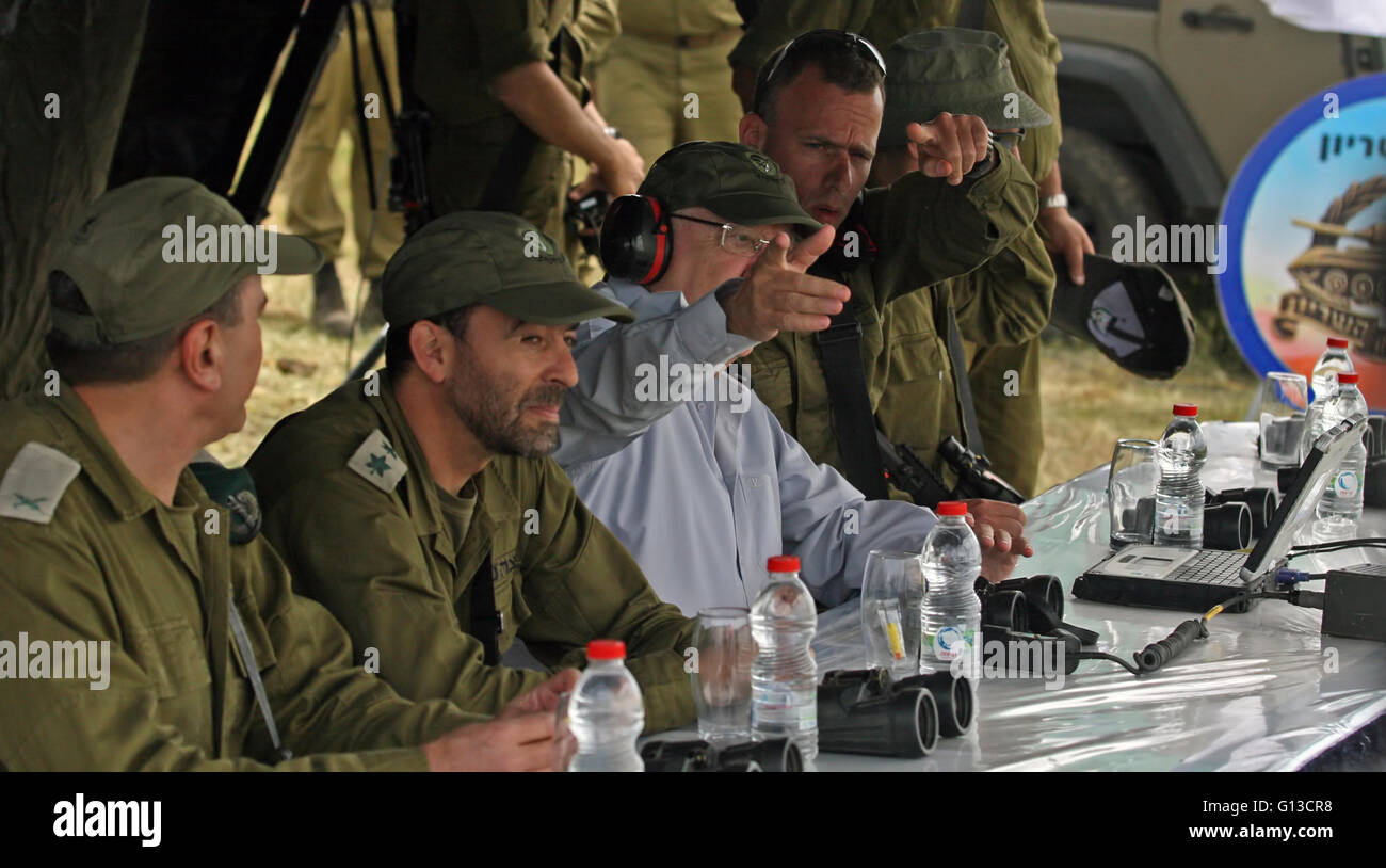 Il 21 aprile, presidente israeliano Reuven 'Ruvi' Rivlin osservato una esercitazione militare nel nord di Israele Foto Stock