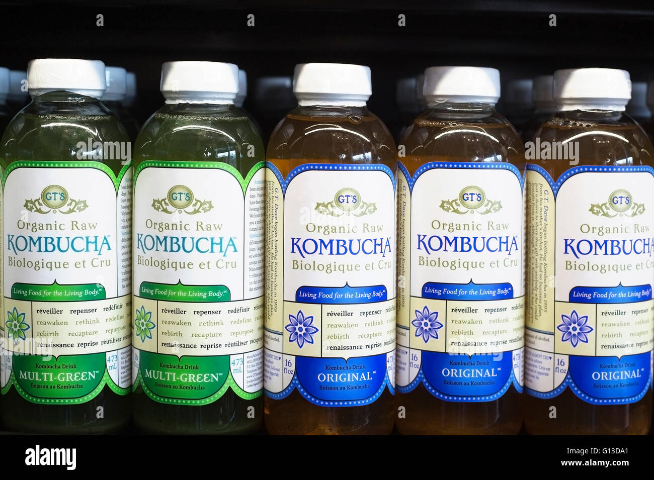 Bottiglie di materie organiche Kombucha nel negozio di alimentari Foto Stock