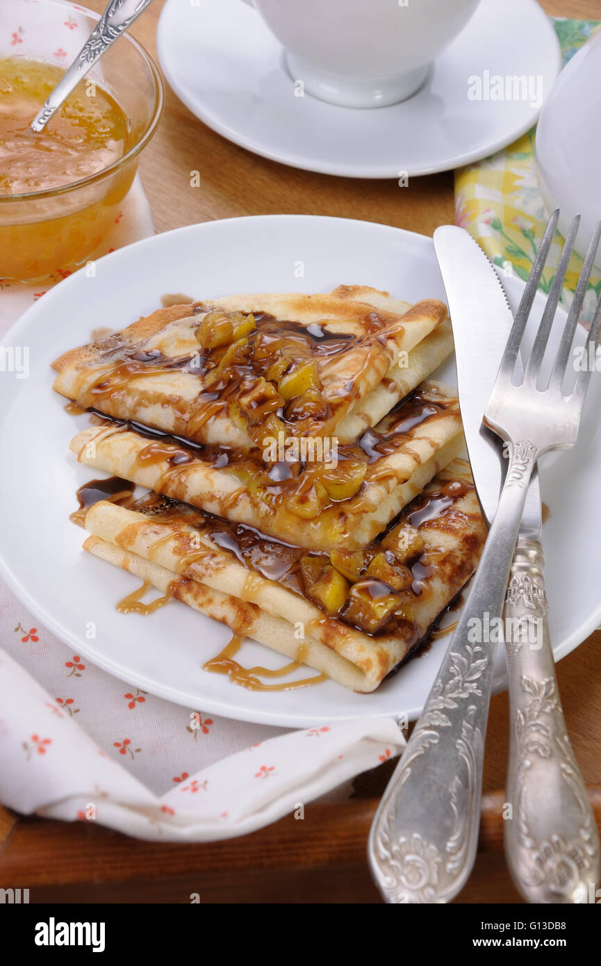 Frittelle di mele a fette con caramello e cioccolato per la prima colazione Foto Stock