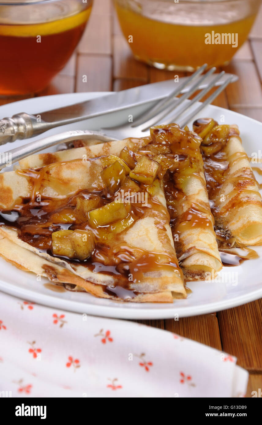 Frittelle di mele tagliate a fette con caramello e cioccolato Foto Stock
