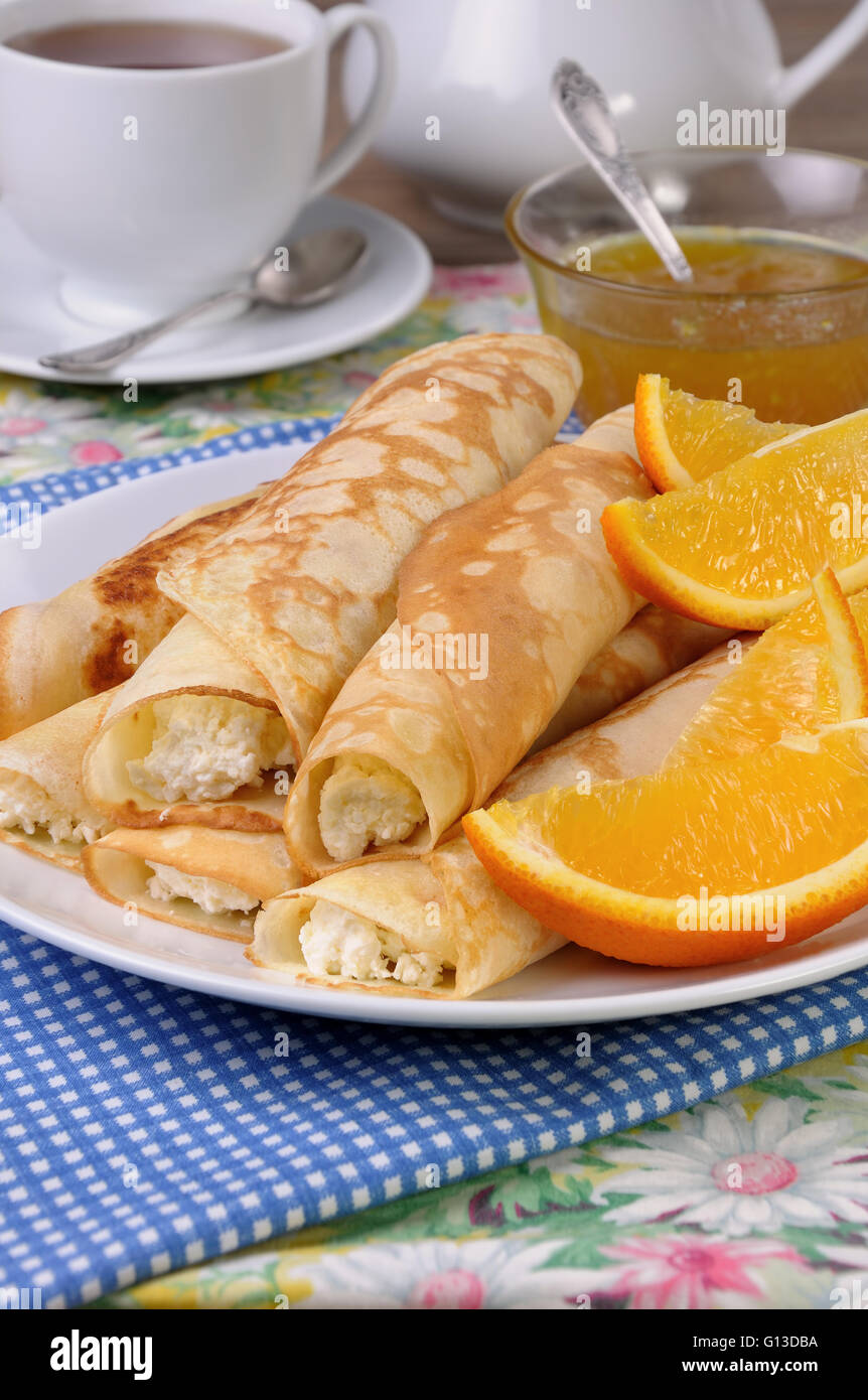 Frittelle ripiene di ricotta e delle arance per la prima colazione Foto Stock