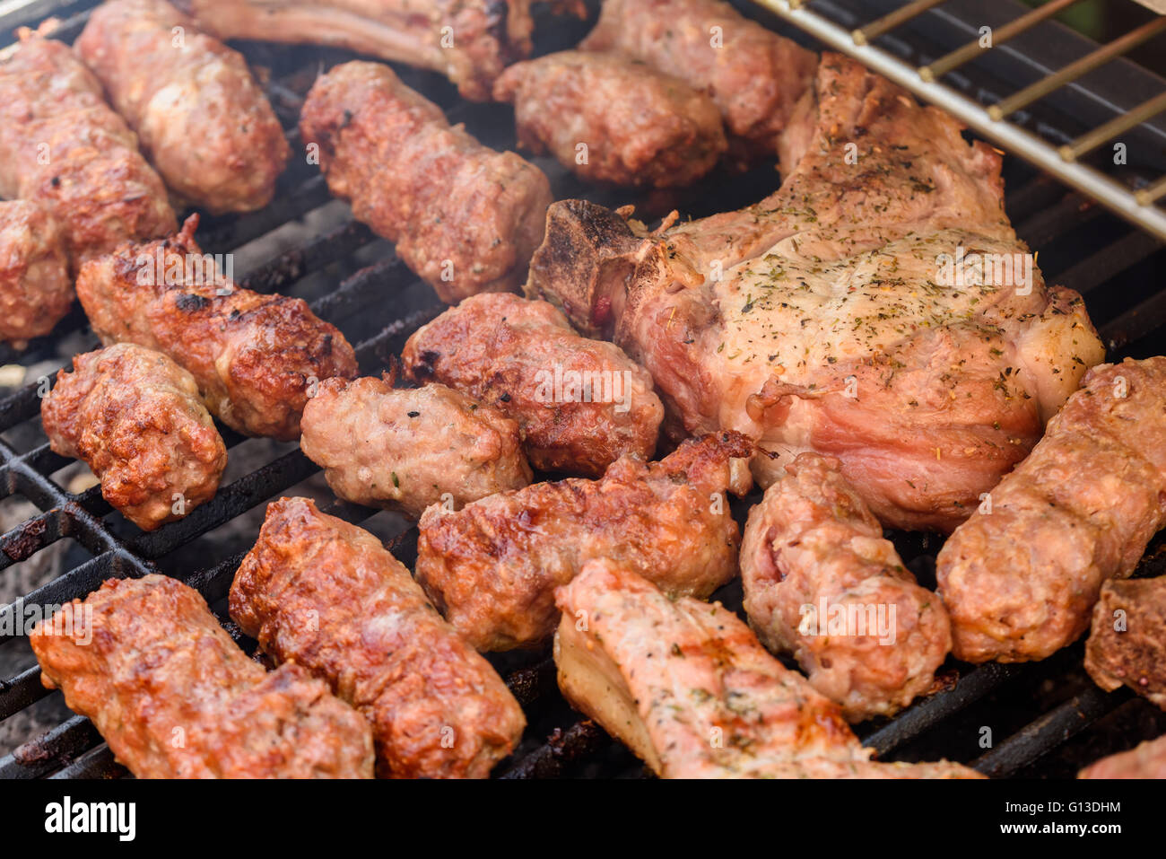 Tradizionale rumena Barbecue con carne di maiale rotoli (Mici o Mititei) Foto Stock