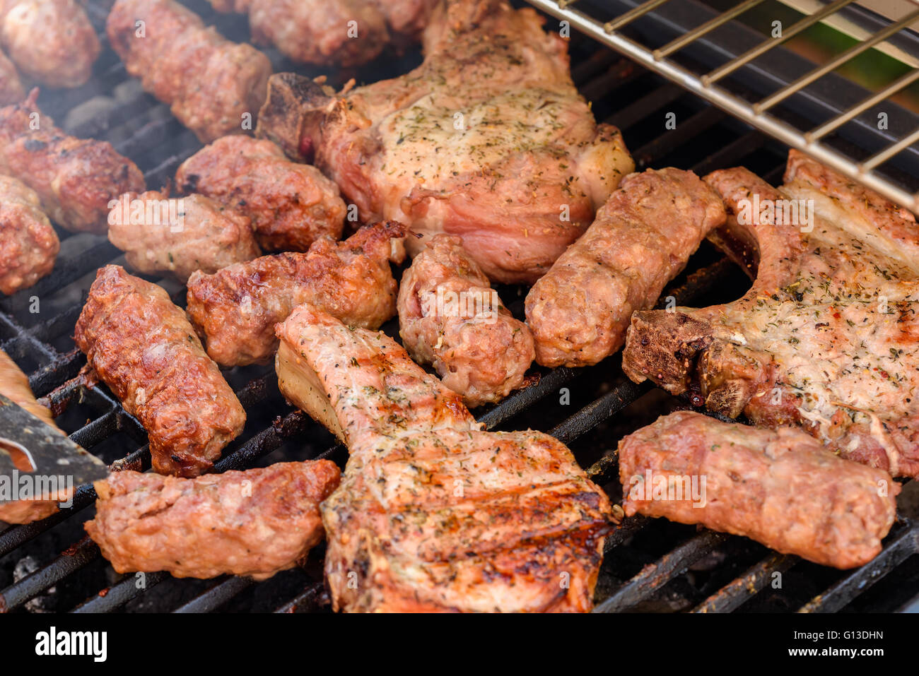 Tradizionale rumena Barbecue con carne di maiale rotoli (Mici o Mititei) Foto Stock