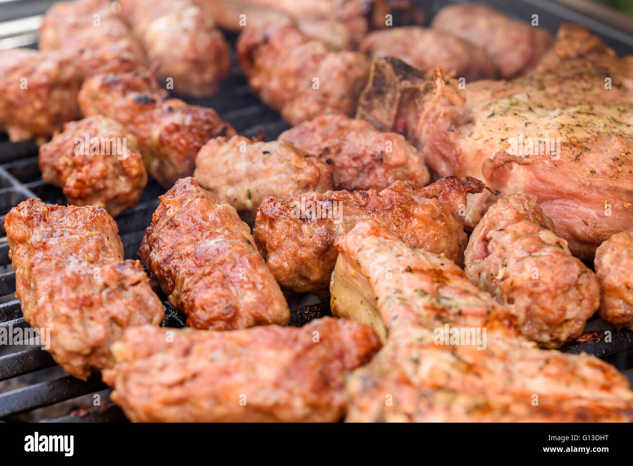 Tradizionale rumena Barbecue con carne di maiale rotoli (Mici o Mititei) Foto Stock