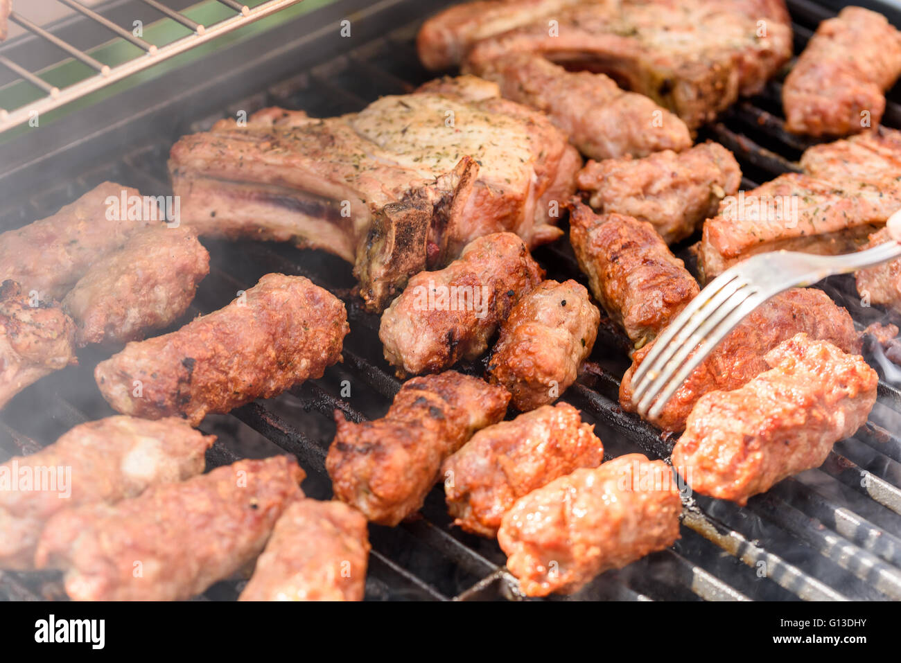 Tradizionale rumena Barbecue con carne di maiale rotoli (Mici o Mititei) Foto Stock