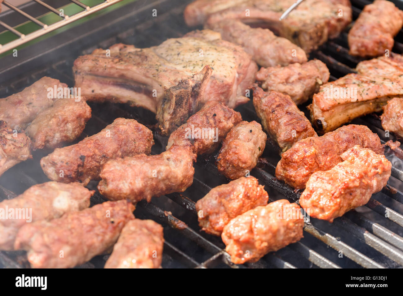 Tradizionale rumena Barbecue con carne di maiale rotoli (Mici o Mititei) Foto Stock