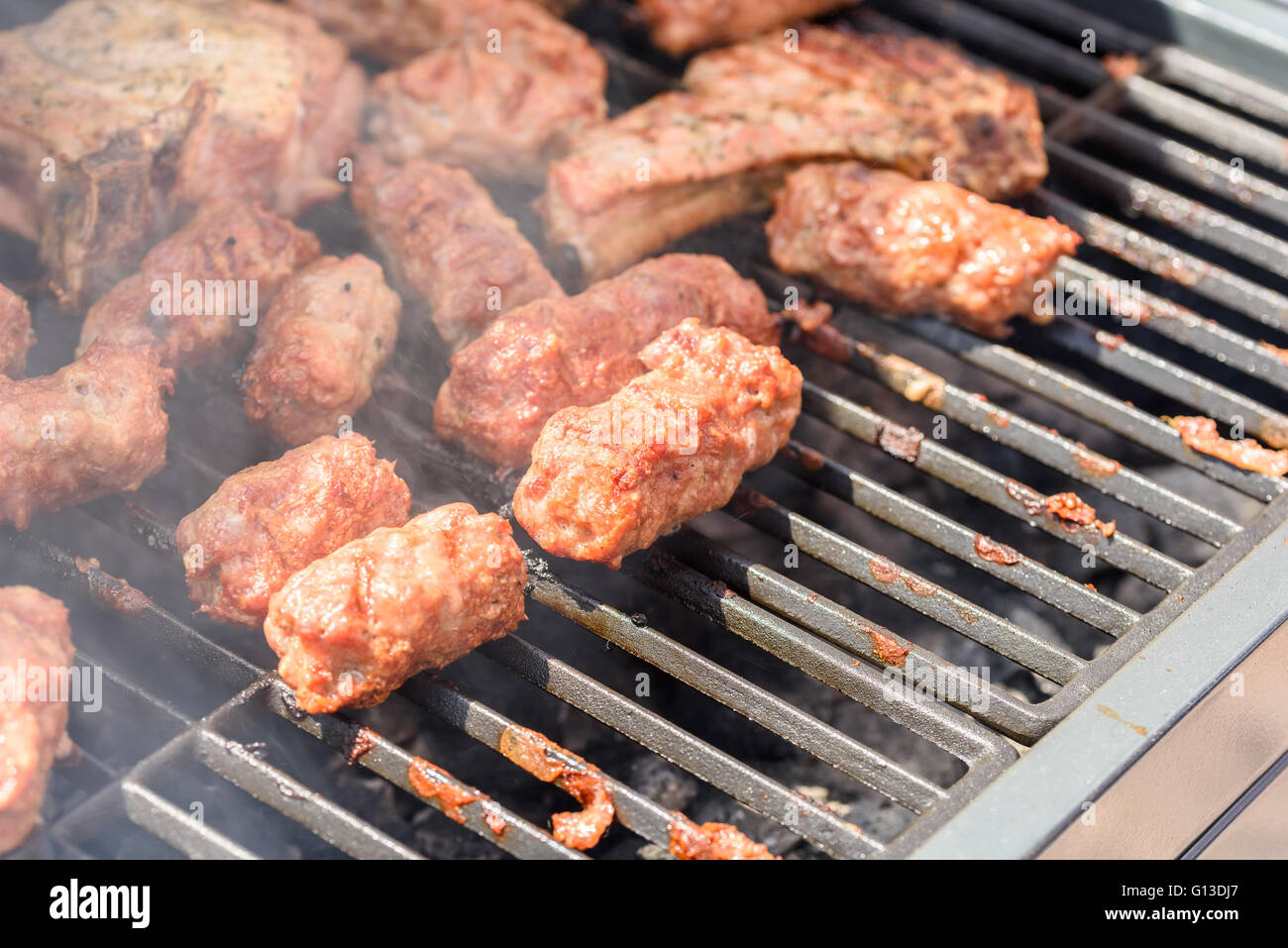 Tradizionale rumena Barbecue con carne di maiale rotoli (Mici o Mititei) Foto Stock