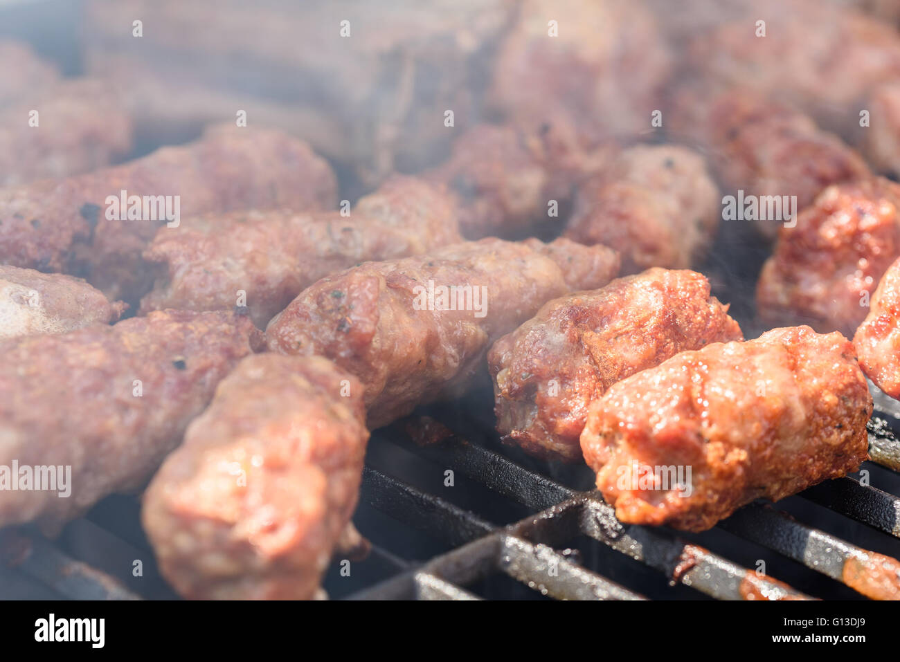 Tradizionale rumena Barbecue con carne di maiale rotoli (Mici o Mititei) Foto Stock