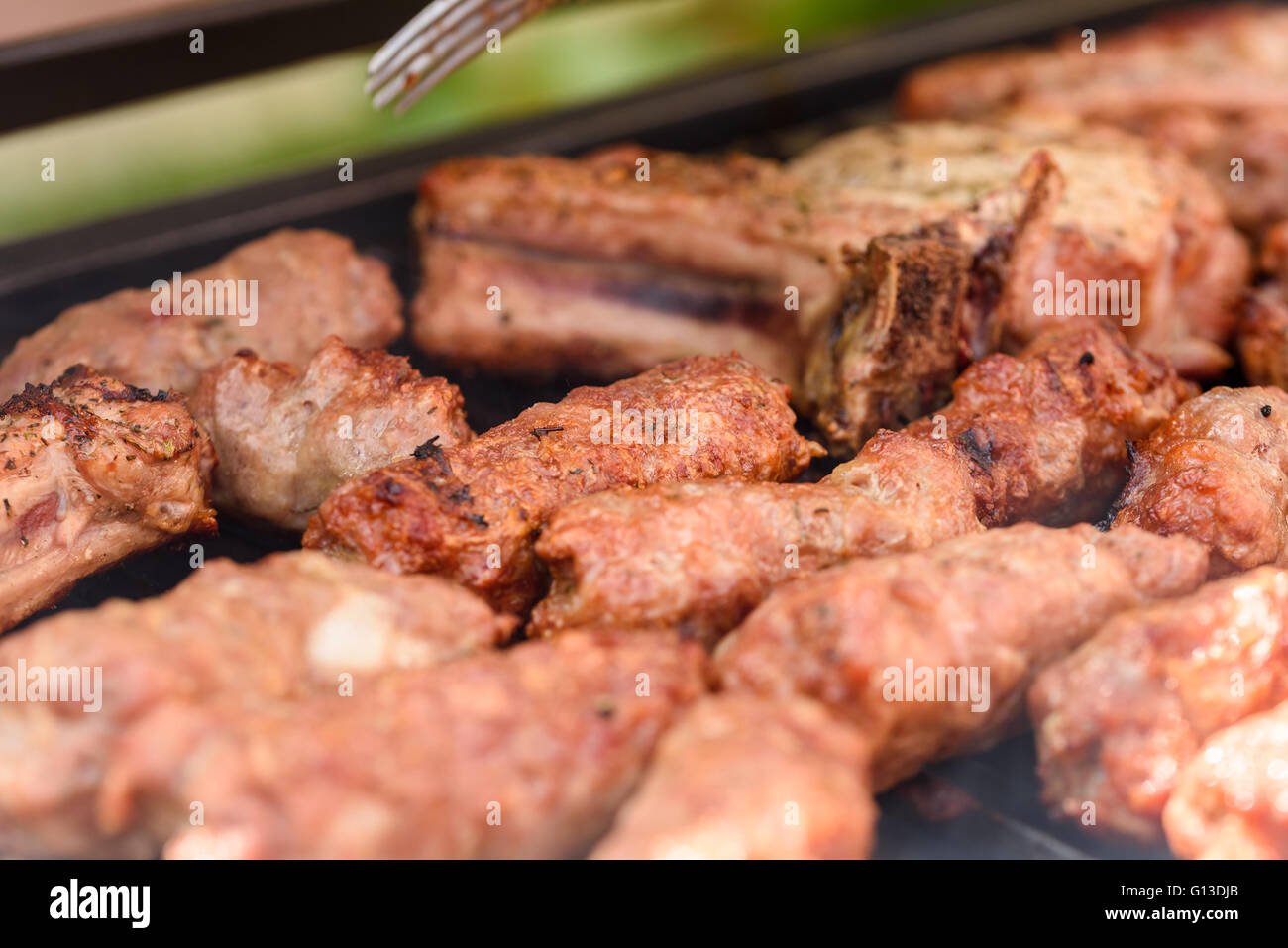 Tradizionale rumena Barbecue con carne di maiale rotoli (Mici o Mititei) Foto Stock
