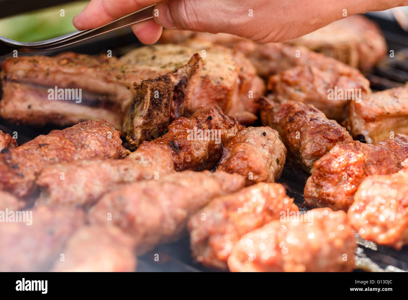 Tradizionale rumena Barbecue con carne di maiale rotoli (Mici o Mititei) Foto Stock