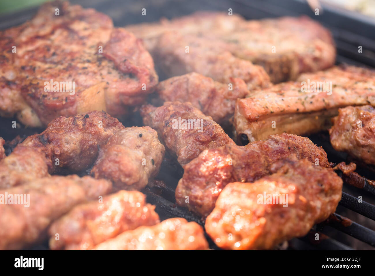 Tradizionale rumena Barbecue con carne di maiale rotoli (Mici o Mititei) Foto Stock