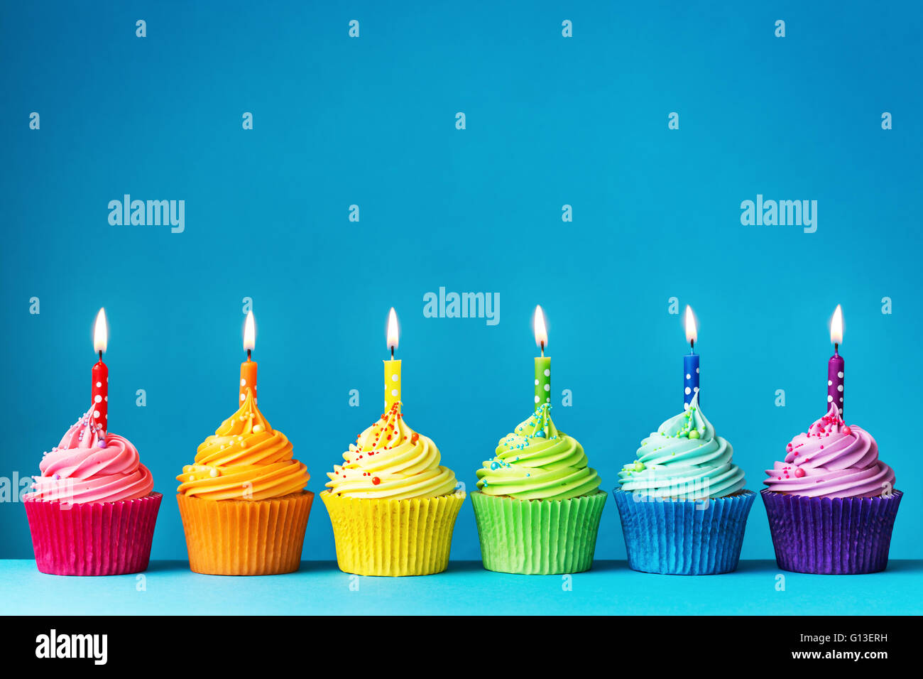 Tortini di compleanno nei colori dell'arcobaleno Foto Stock