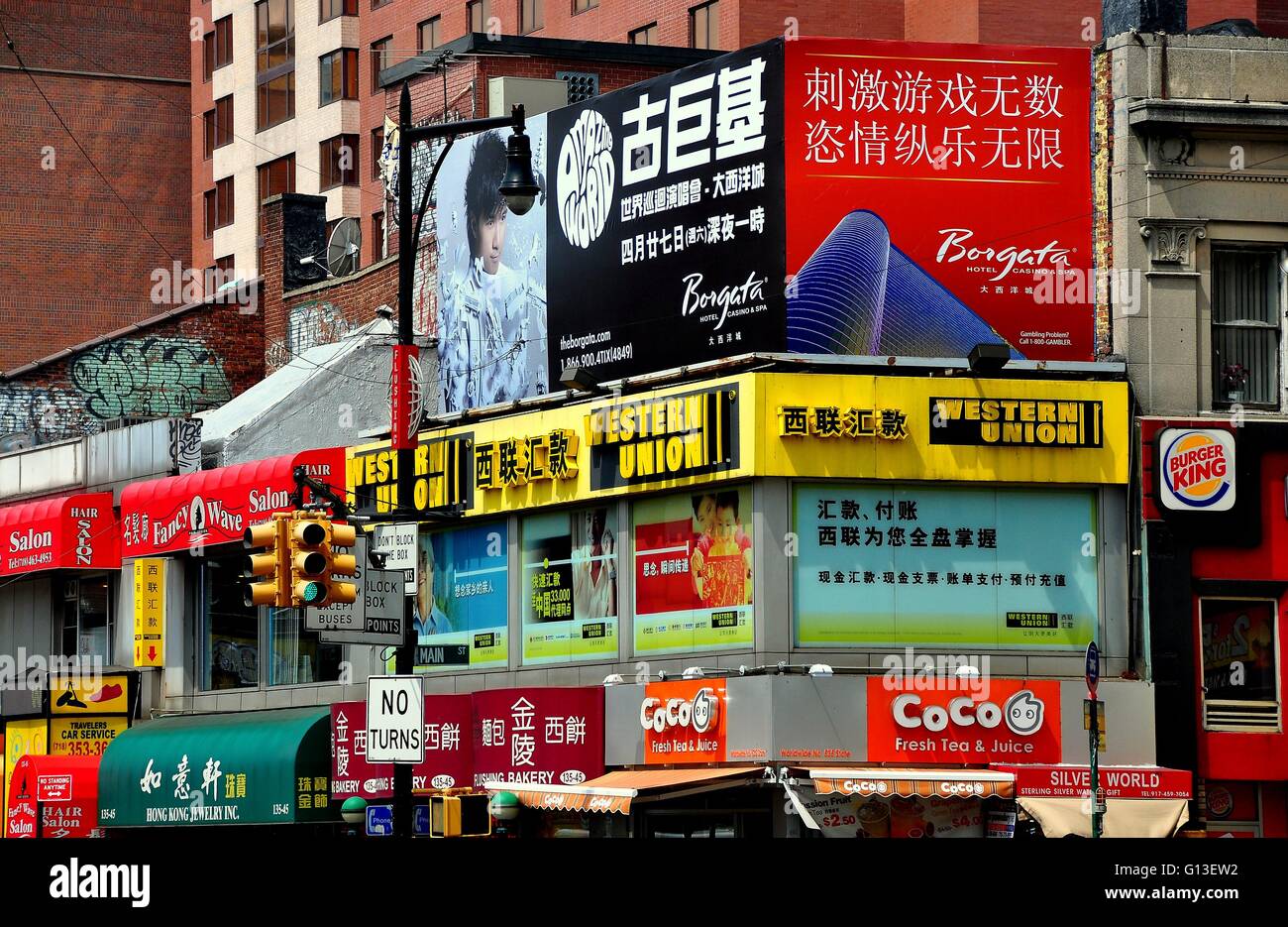 New York City : una pletora di memorizzare i segni in inglese e in cinese coprire facciate di edifici nel lavaggio Foto Stock