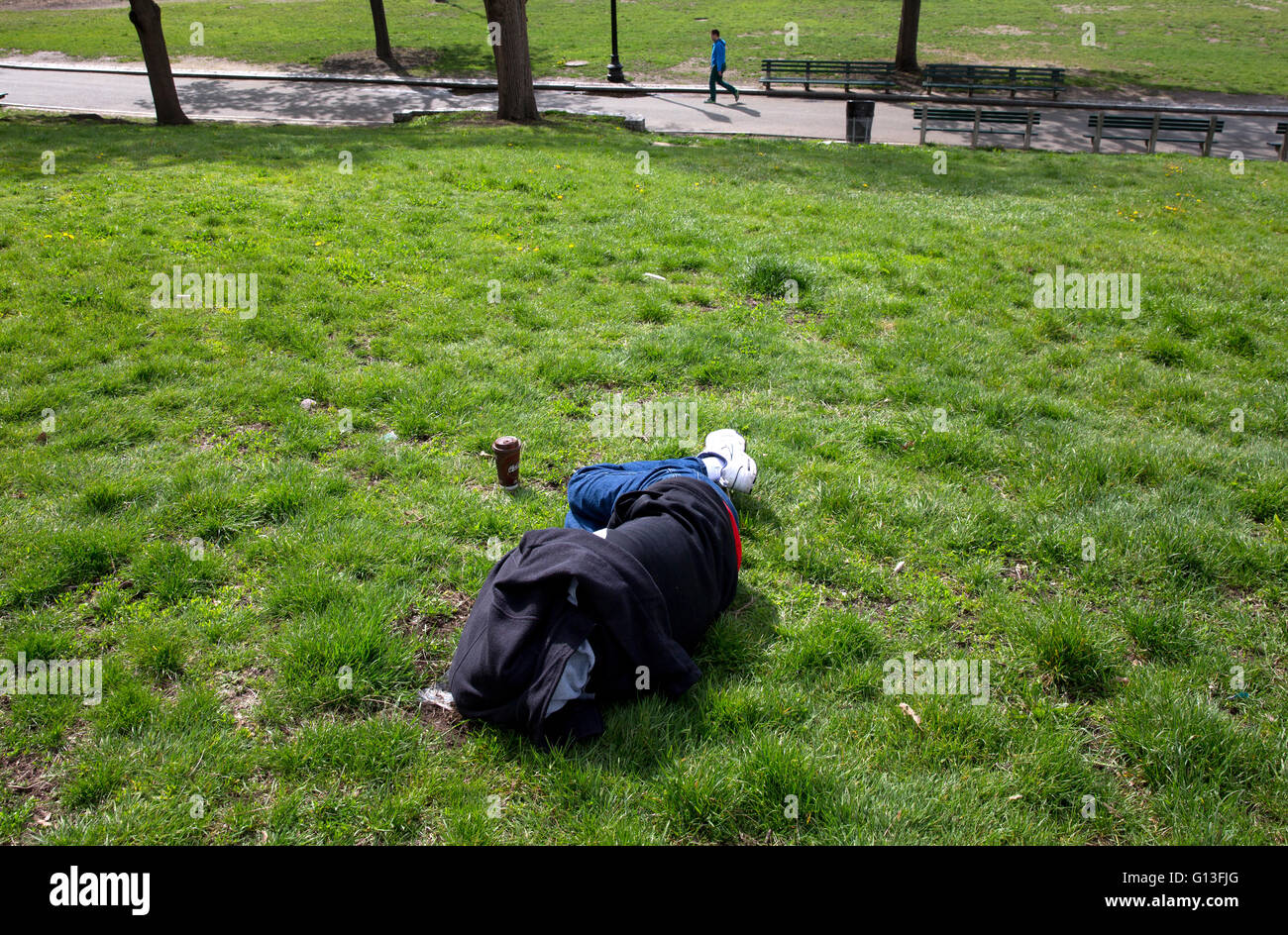 Senzatetto uomo dorme sul Boston Common, Boston, Massachusetts, STATI UNITI D'AMERICA Foto Stock