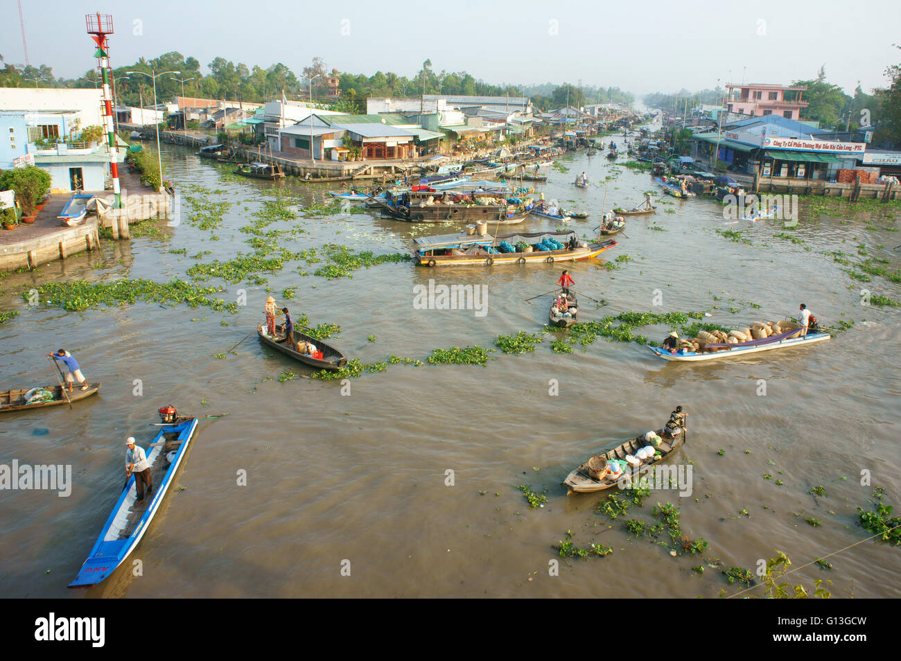 SOC TRANG, VIET NAM, affollato di atmosfera su Nga Nam mercato galleggiante, barca a remi, attività commerciale sul mercato contadino del Delta del Mekong Foto Stock