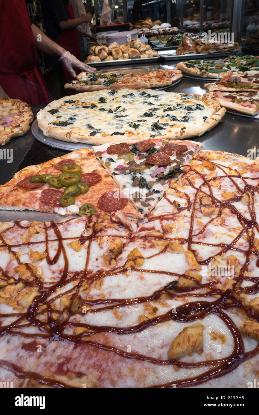 Le pizze, pizzeria tavola di riscaldamento e la finestra del display, Times Square NYC , STATI UNITI Foto Stock