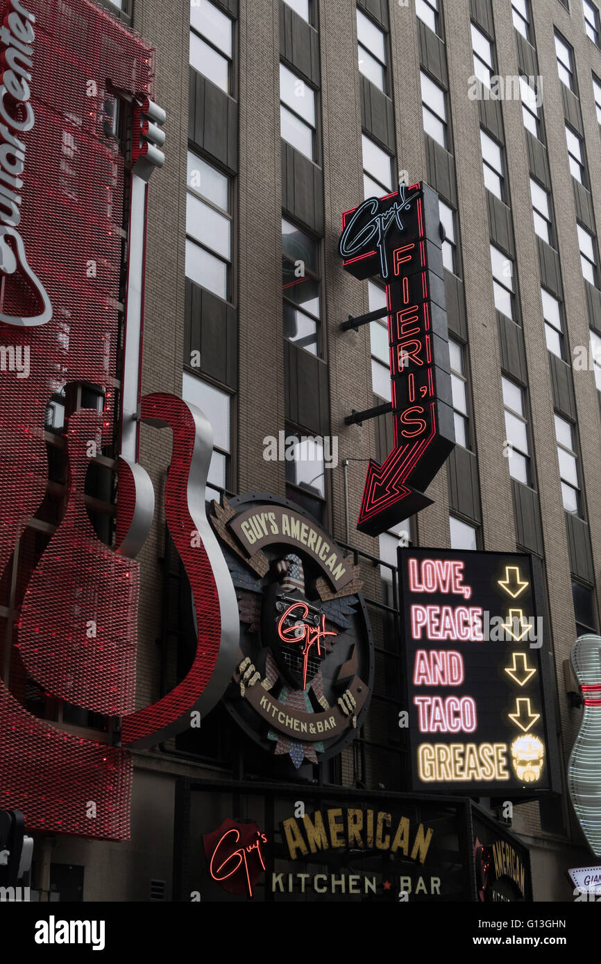 Tabelloni elettronici accende 44th Street, Times Square di notte, NYC Foto Stock