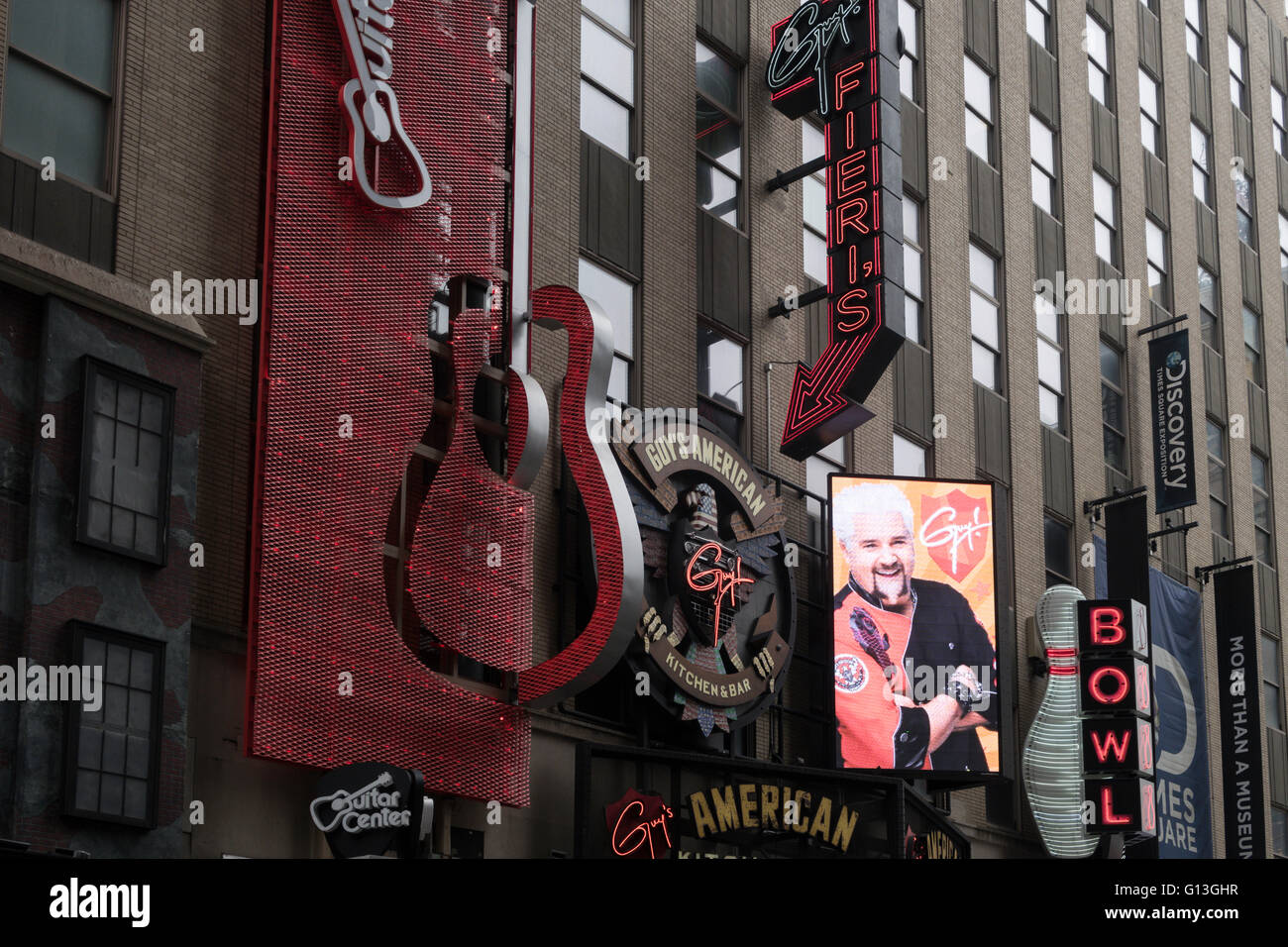 Tabelloni elettronici accende 44th Street, Times Square di notte, NYC Foto Stock