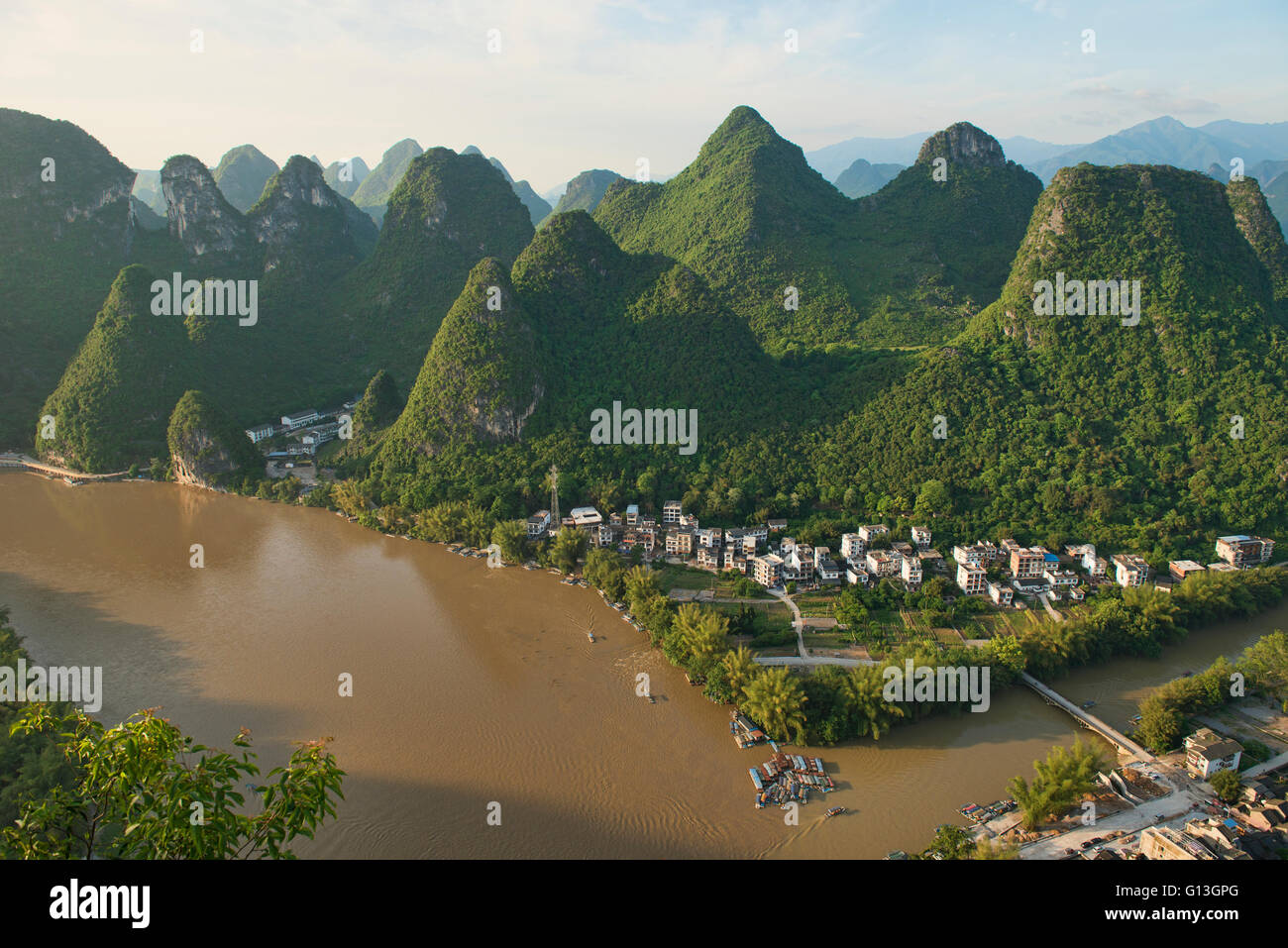 Il Fiume Li e vista sulla montagna dal Laozhai Shan mountain, Xingping, Guangxi Regione autonoma, Cina Foto Stock