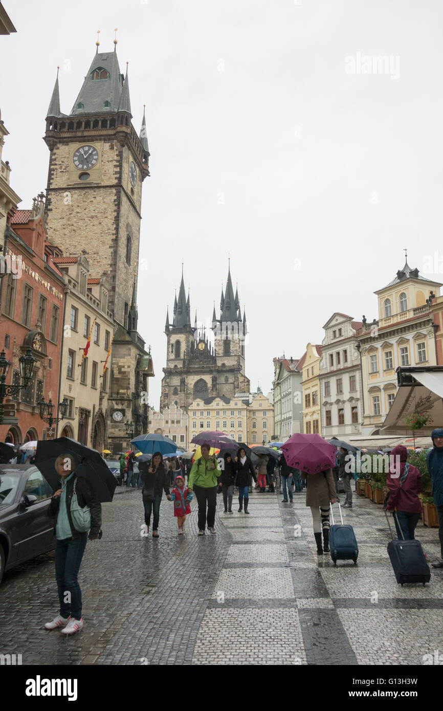 I turisti di Praga sotto la pioggia Foto Stock