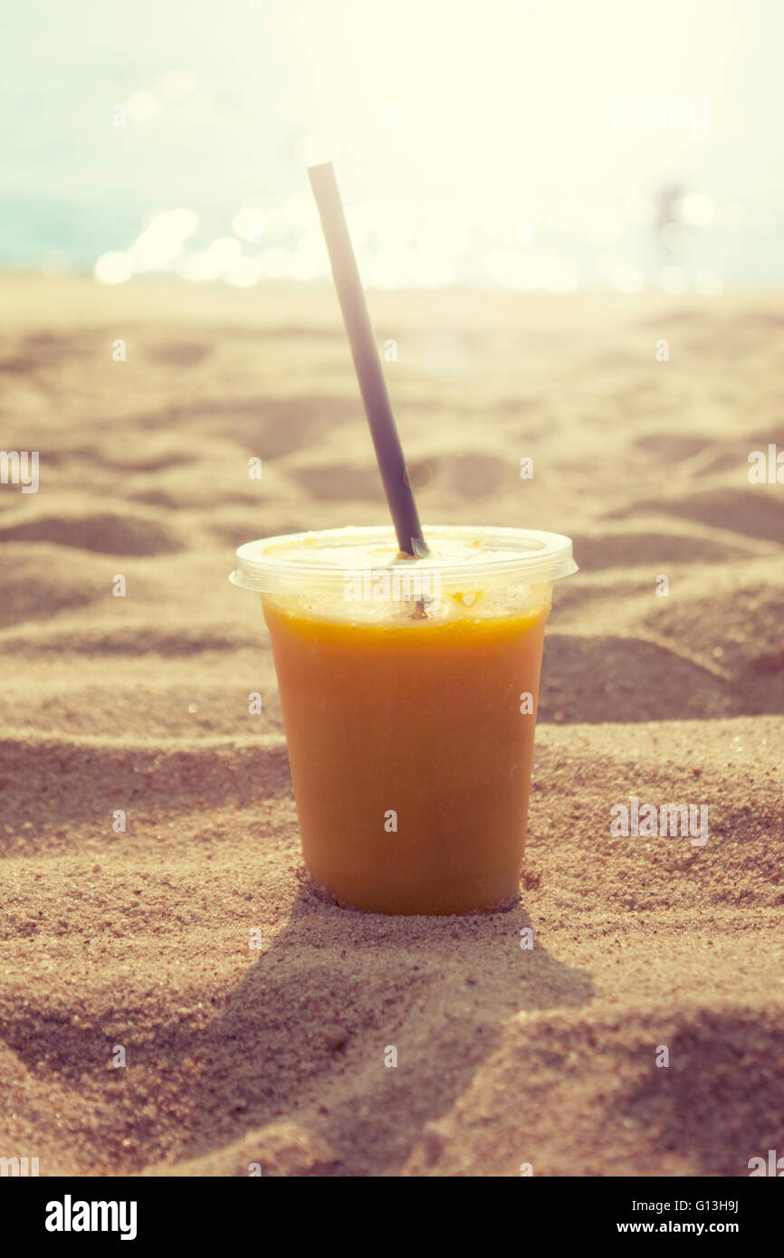 I frullati di frutta tropicale sulla sabbia della spiaggia del mare (tonificante) Foto Stock