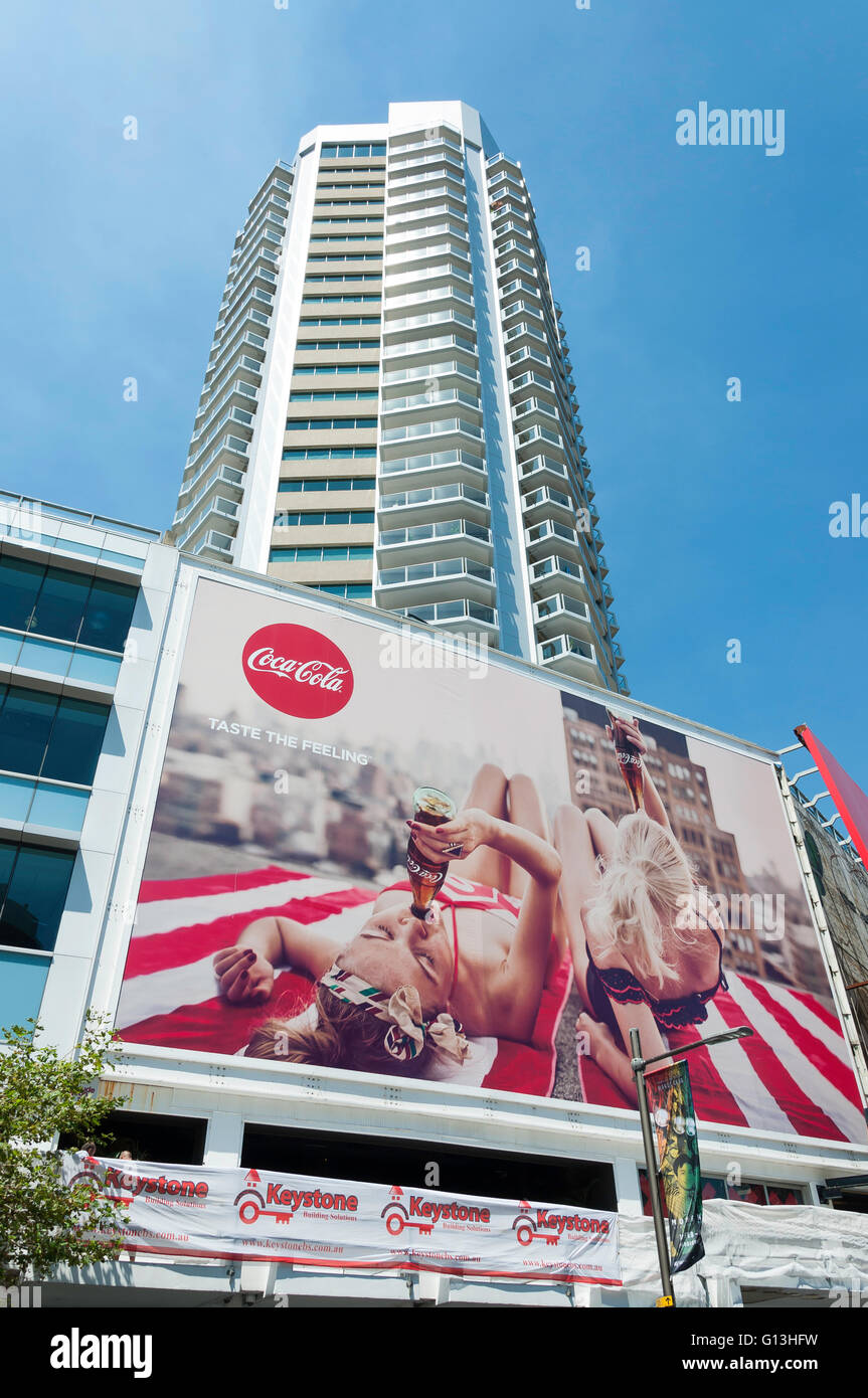 Coca Cola Billboard e alto edificio di appartamenti, Darlinghurst Road, Kings Cross, Sydney, Nuovo Galles del Sud, Australia Foto Stock
