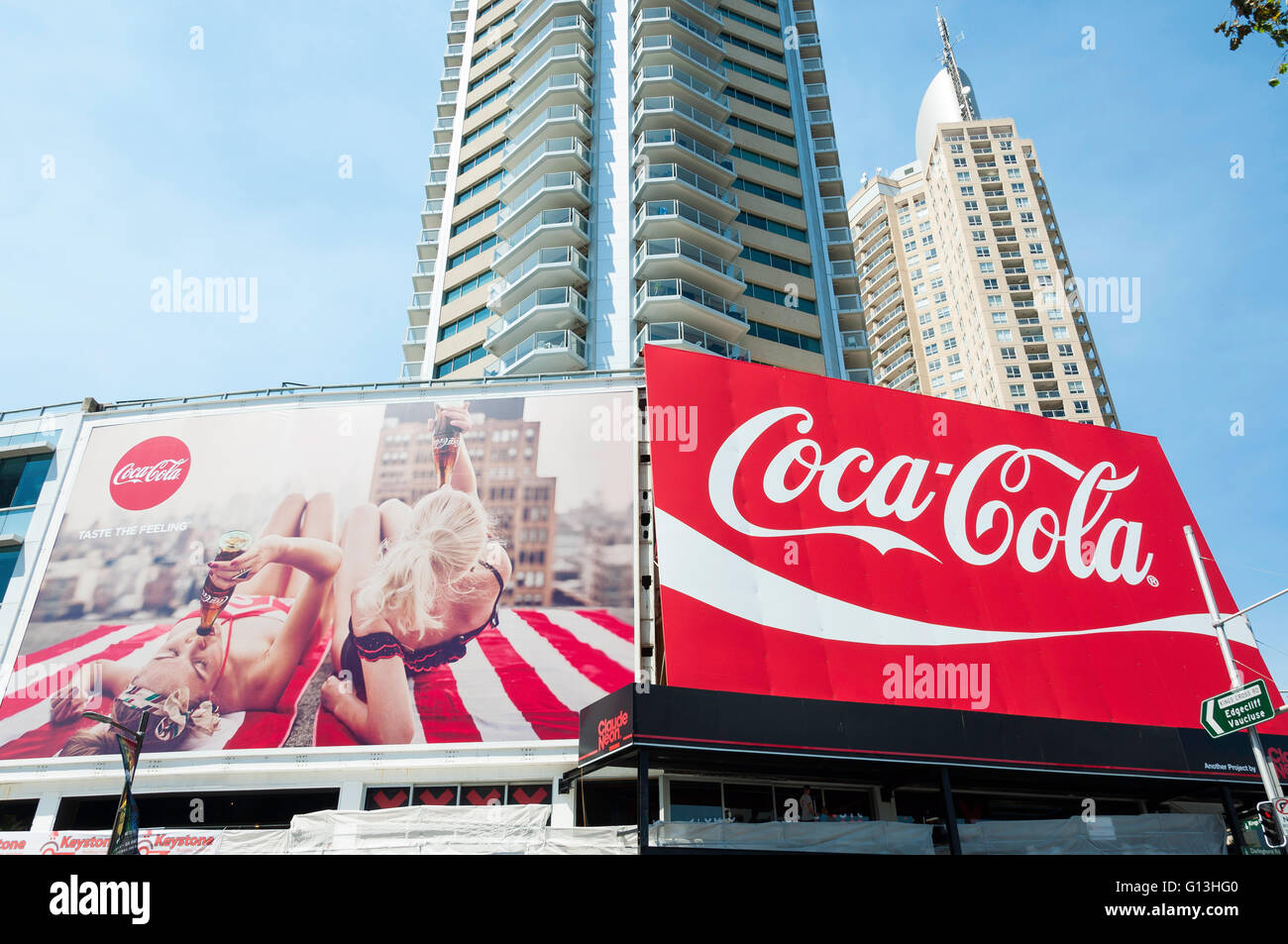 Coca Cola cartelloni e alto edificio di appartamenti, Darlinghurst Road, Kings Cross, Sydney, Nuovo Galles del Sud, Australia Foto Stock